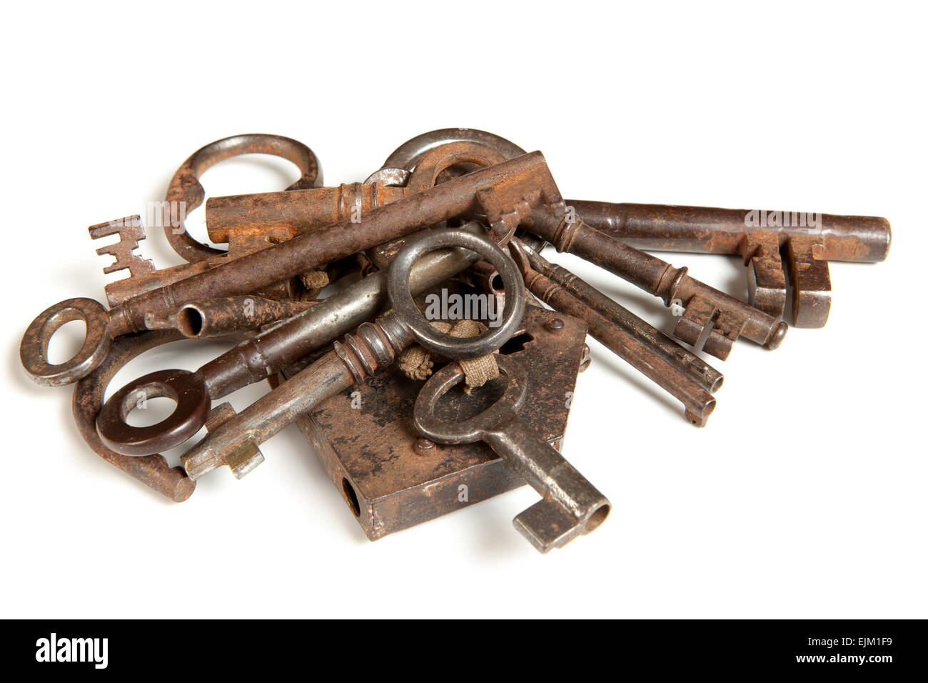 Reihe von rostigen Schlüssel, Schlüsselbund und Vorhängeschloss Stockfoto