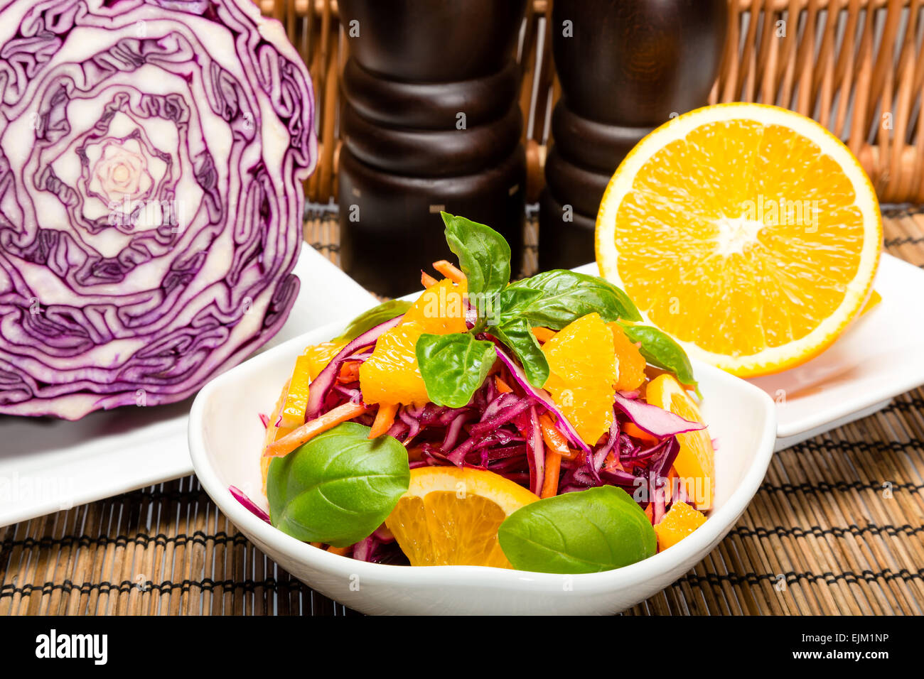 Salat mit Rotkohl, Orange und Karotten Stockfoto