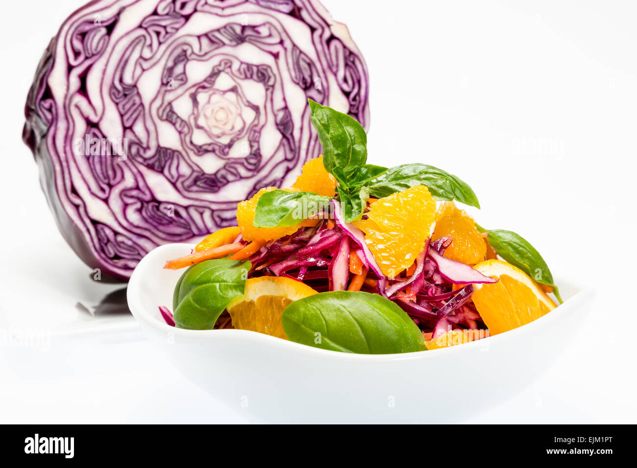 Salat mit Rotkohl, Orange und Karotten Stockfoto