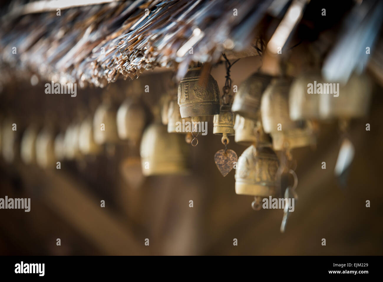 Reihe von goldenen Glocken im Tempel Stockfoto