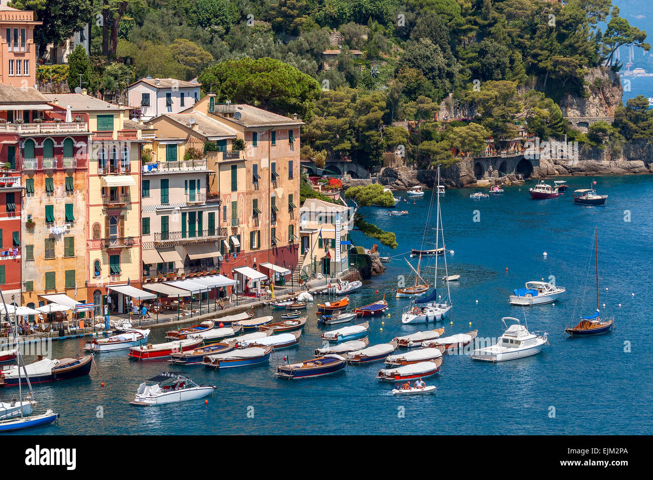 Bunte Häuser und Boote in Portofino - berühmte Dorf an der italienischen Riviera. Stockfoto