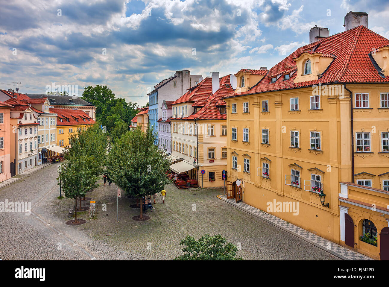 Typische bunte Häuser mit roten Dächern im alten Prag, Tschechische Republik. Stockfoto