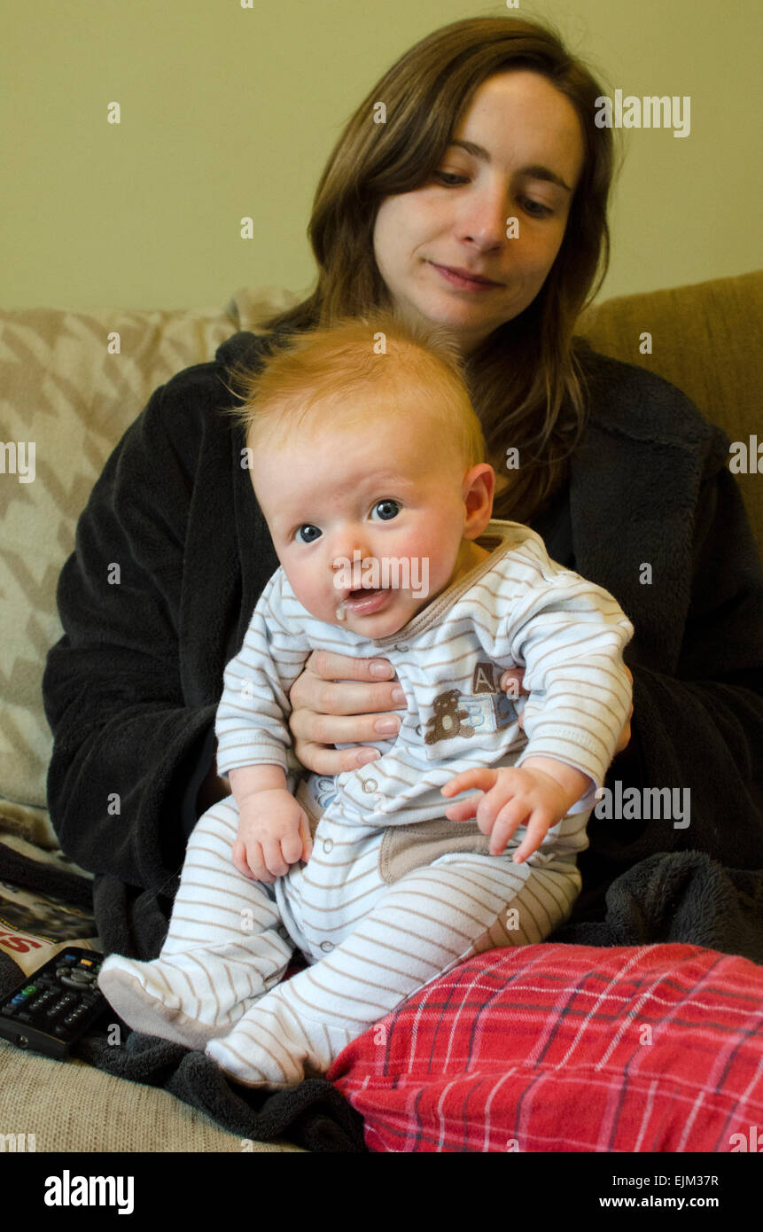 Ein drei Monate altes Baby junge, dribbling aus dem Mund, nachdem er gestillt. Stockfoto