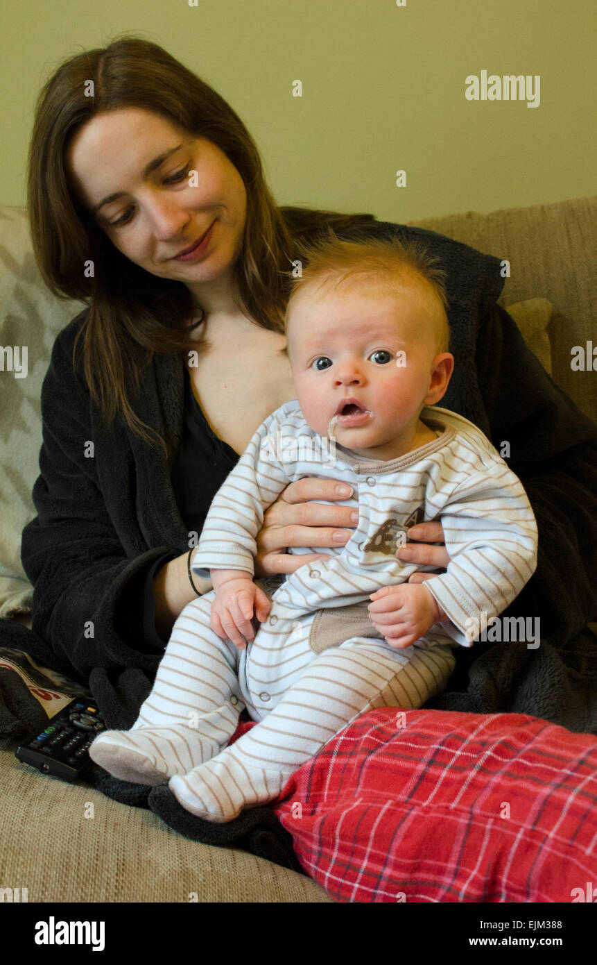 Ein drei Monate altes Baby junge, dribbling aus dem Mund, nachdem er gestillt. Stockfoto