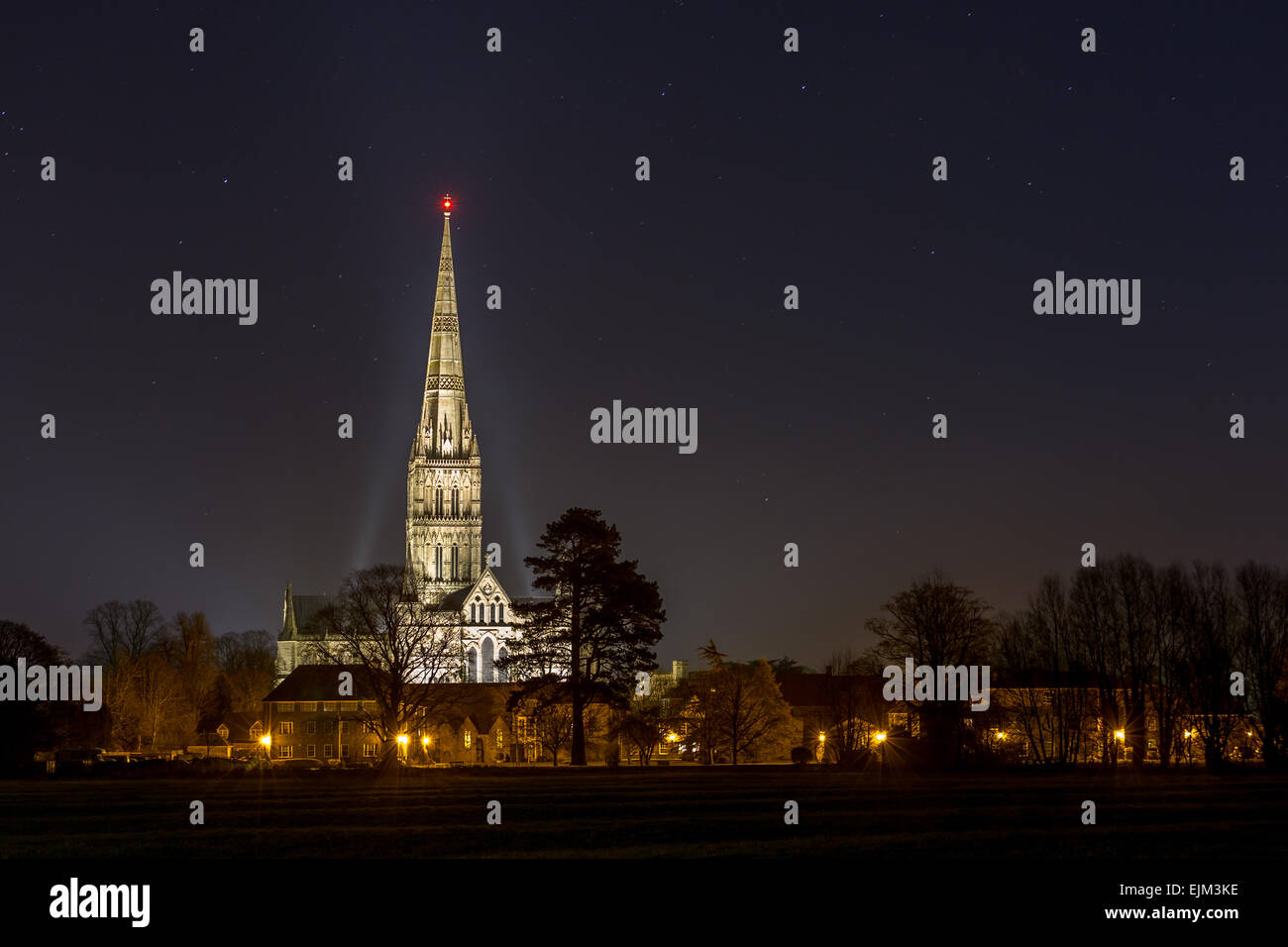Die Kathedrale von Salisbury in Wiltshire, England, beleuchtet Stockfoto