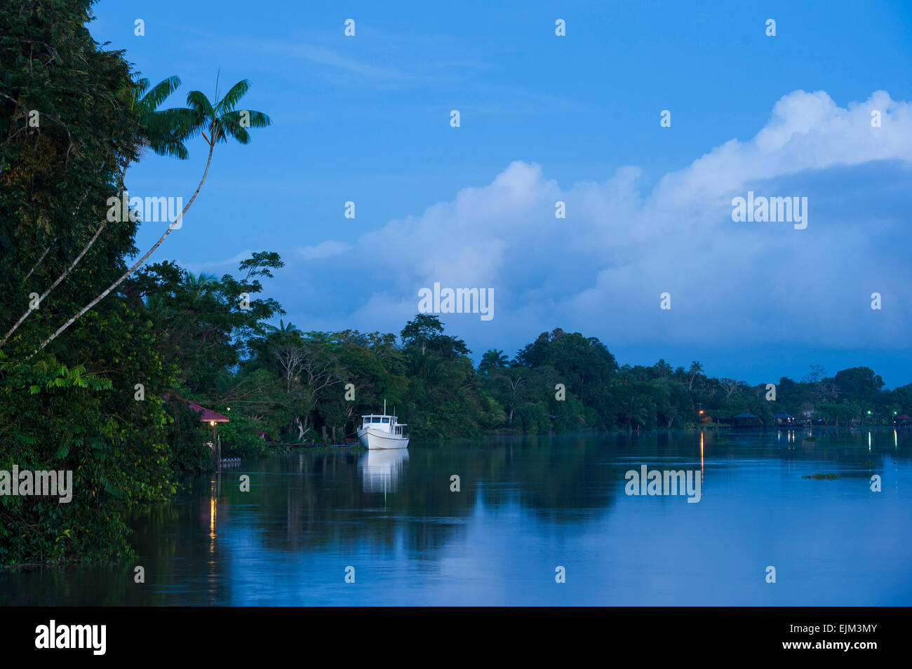 Der Saramacca River in der Morgendämmerung, Suriname Stockfoto