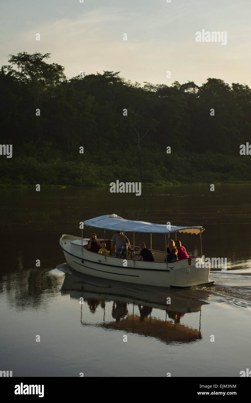 Boot auf dem Saramacca-Fluss in der Morgendämmerung, Suriname Stockfoto