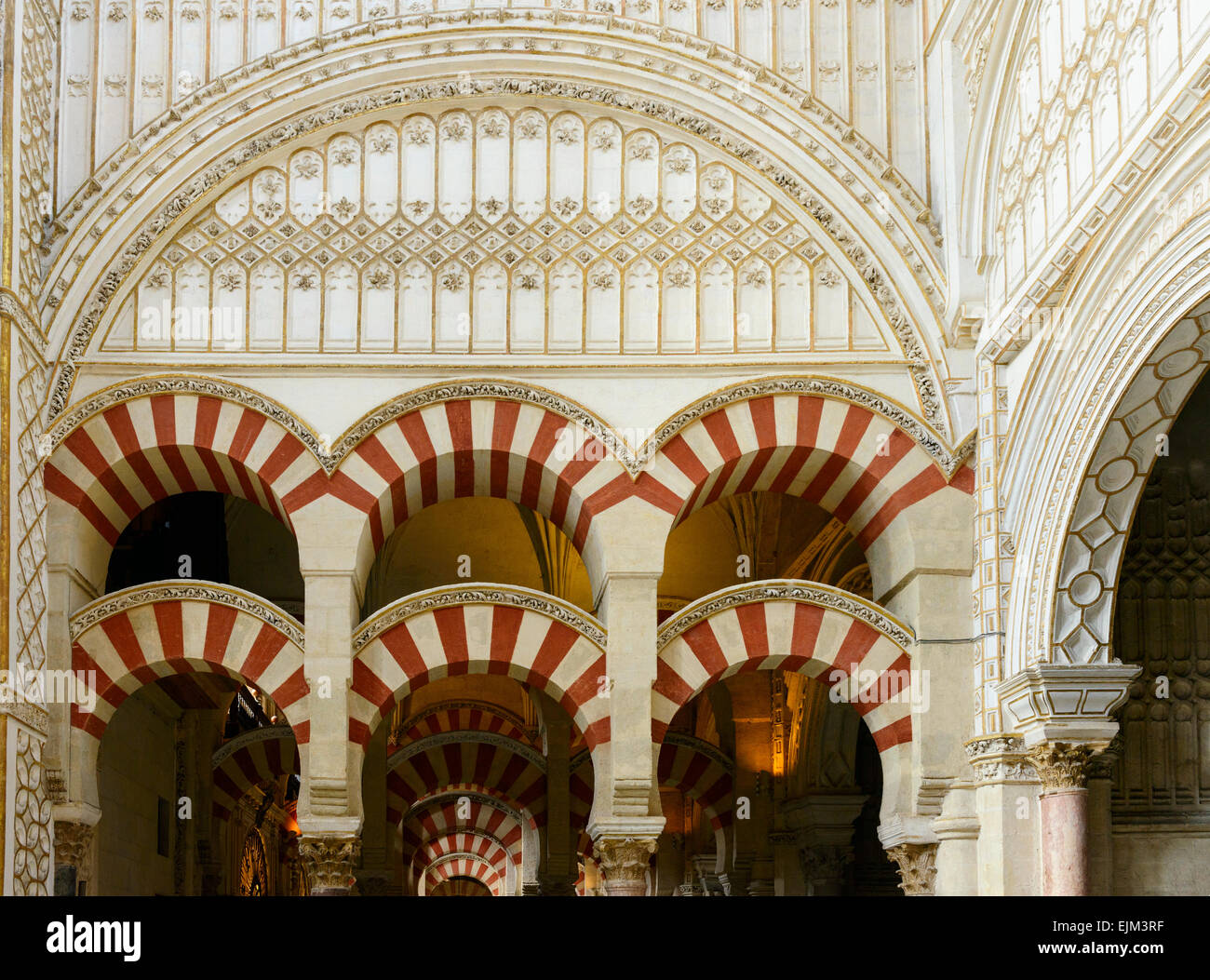 Maurische Bögen in der Moschee-Kathedrale von Cordoba/Mezquita Interior Stockfoto