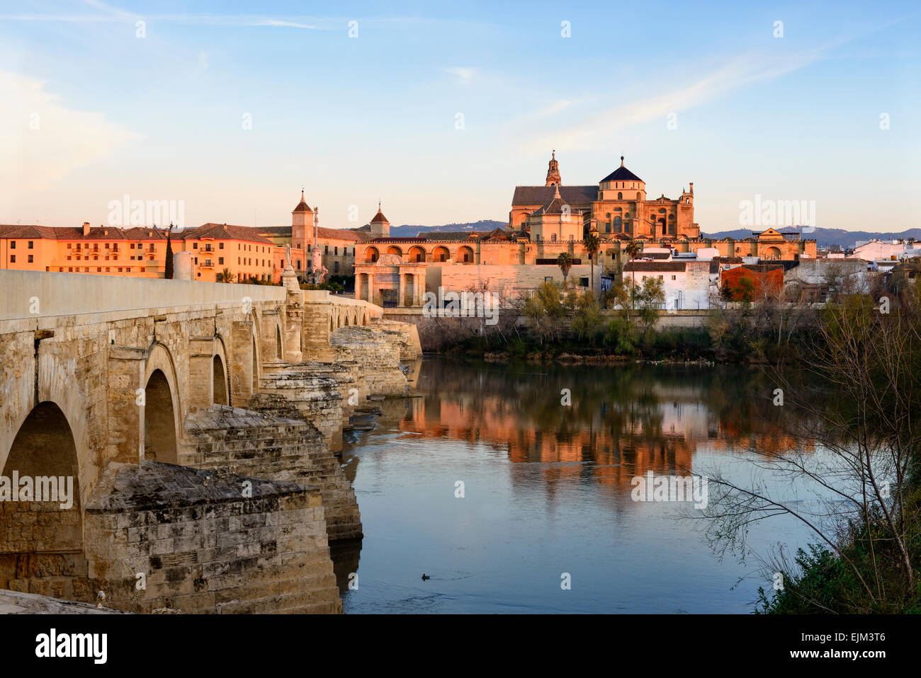 Römische Brücke von Córdoba mit der – Moschee-Kathedrale von Córdoba im Hintergrund Stockfoto