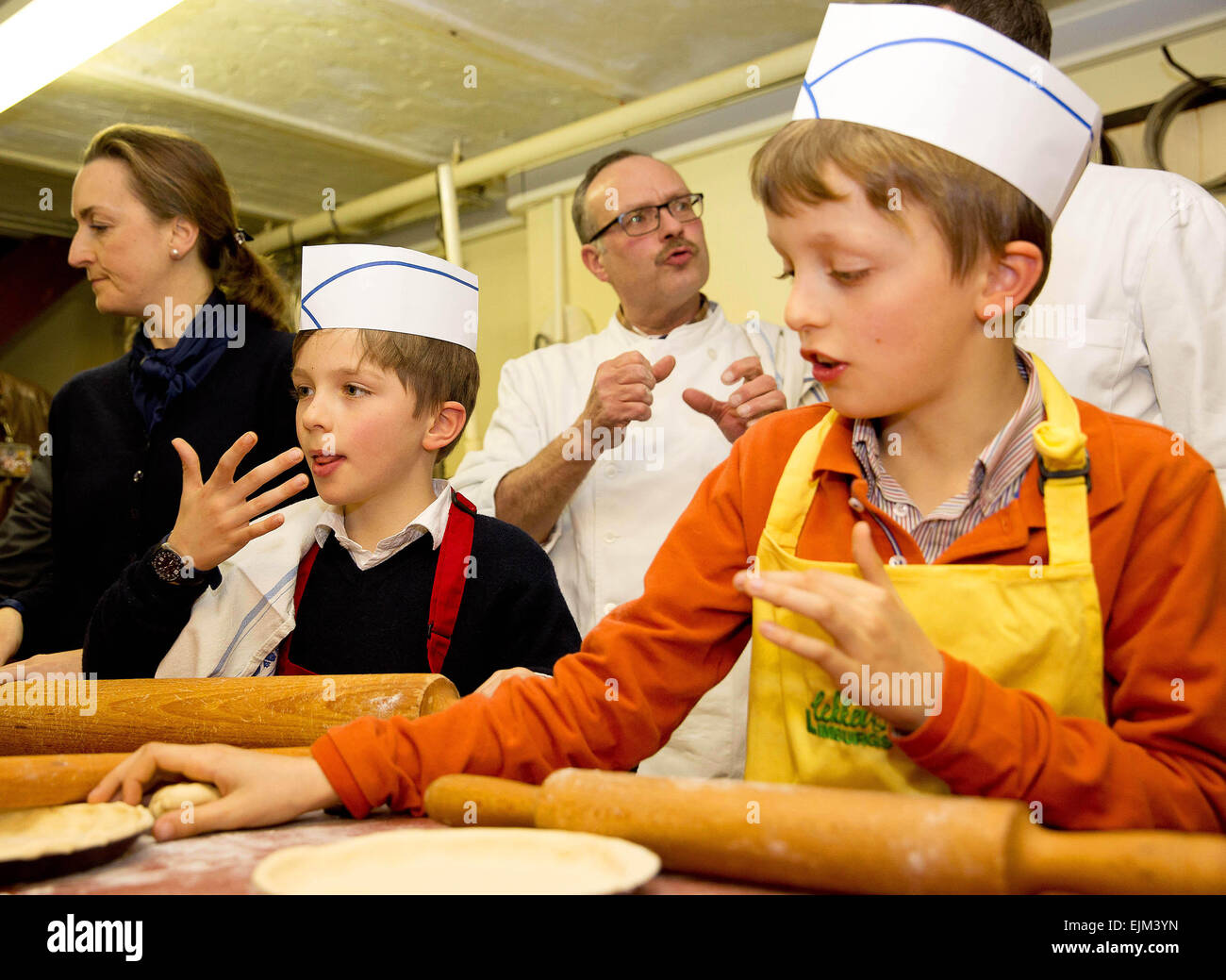 Belgien Prinzessin Claire besuchen Zwillinge, Prinz Nicolas und Prinz Aymeric und eine Bäckerei in Hasselt für eine Backen-Lektion ein Limburger Kuchen und Lebkuchen von Hasselt, 28. März 2015. Foto: Albert Nieboer/RPE / - kein Draht-Dienst - Stockfoto