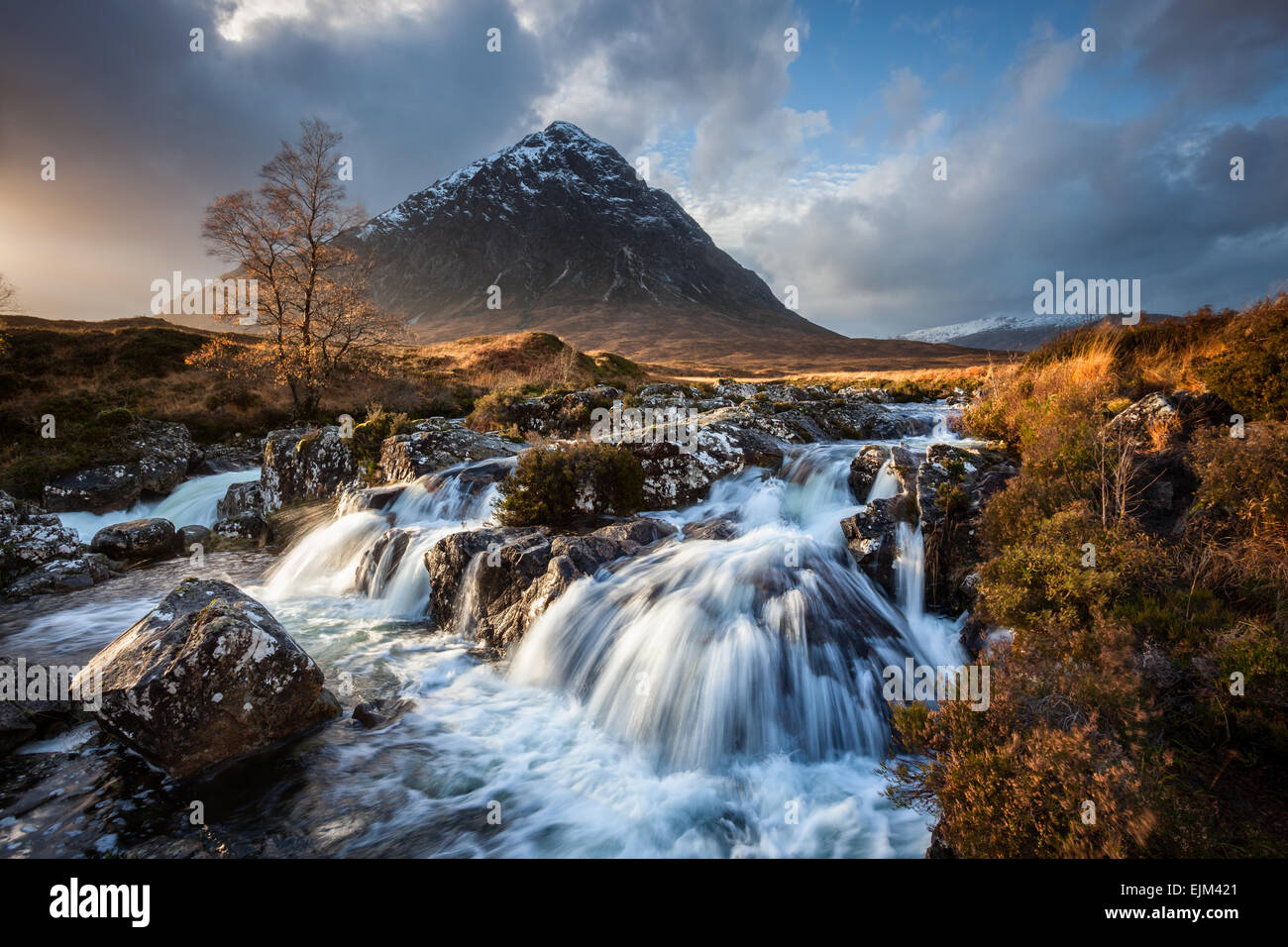 Die schöne fällt des Flusses Etive mit dem erstaunlichen Buchaille Etive Mor thront in der Ferne. Stockfoto