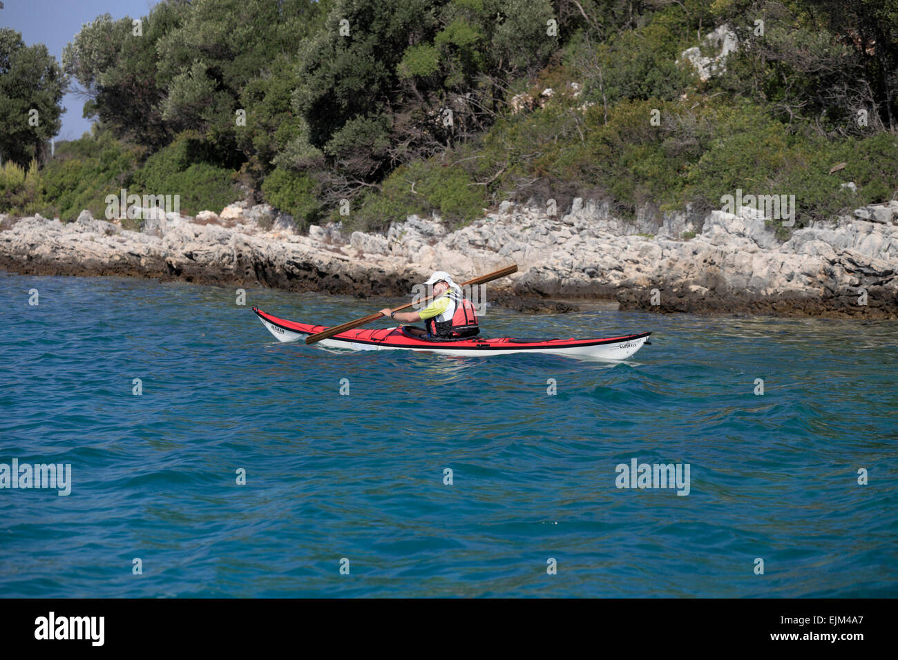 Reife Kajakfahrer Kanu Mann paddeln Seekajak Badija Insel in der Nähe von Korcula Kroatien Stockfoto