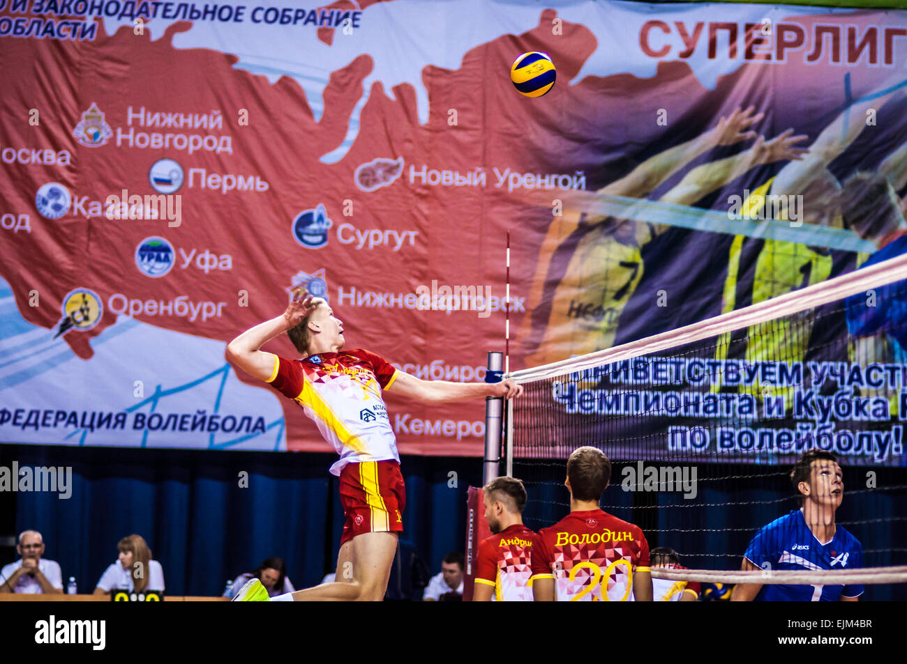 ORENBURG - 14 September: russische Volleyball Cup. Wettbewerb-Volleyball teams Autofahrer (St. Petersburg) und Gubernia (Stadt Nischni Nowgorod) 14. September 2014 in ORENBURG, Region ORENBURG, Russland Stockfoto