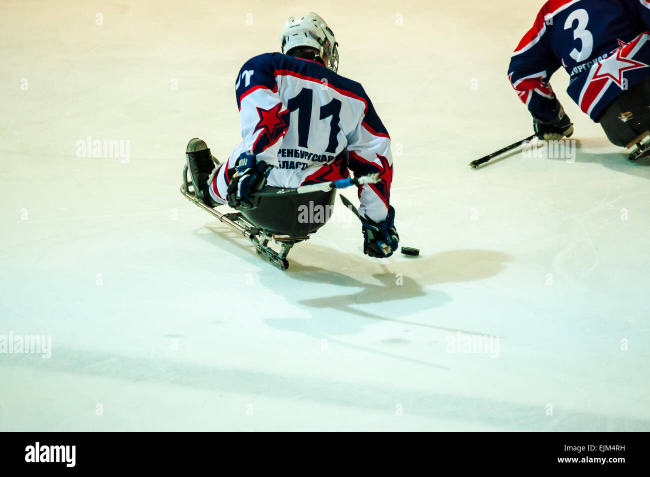 ORENBURG, Region ORENBURG, Russland - 7. Februar 2015: öffentliche Aufführung Orenburg Eis Sledge Hockey-Clubs "Falken" im Rahmen des Allrussischen Tages des Wintersports, dem Jahrestag der XXII Olympische Winterspiele und XI Paralympischen Winterspiele 2014 in Sotschi Stockfoto