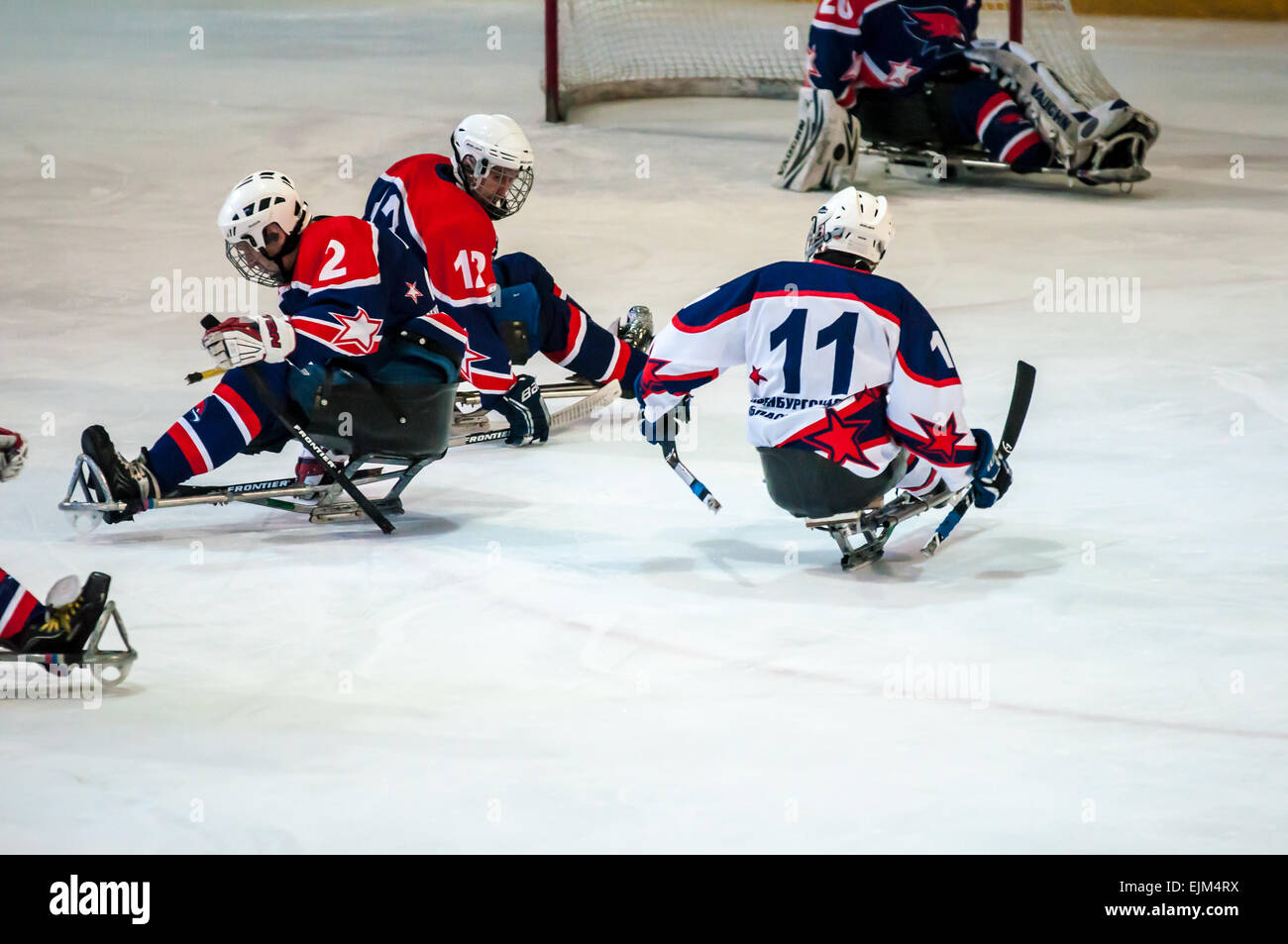 ORENBURG, Region ORENBURG, Russland - 7. Februar 2015: öffentliche Aufführung Orenburg Eis Sledge Hockey-Clubs "Falken" im Rahmen des Allrussischen Tages des Wintersports, dem Jahrestag der XXII Olympische Winterspiele und XI Paralympischen Winterspiele 2014 in Sotschi Stockfoto