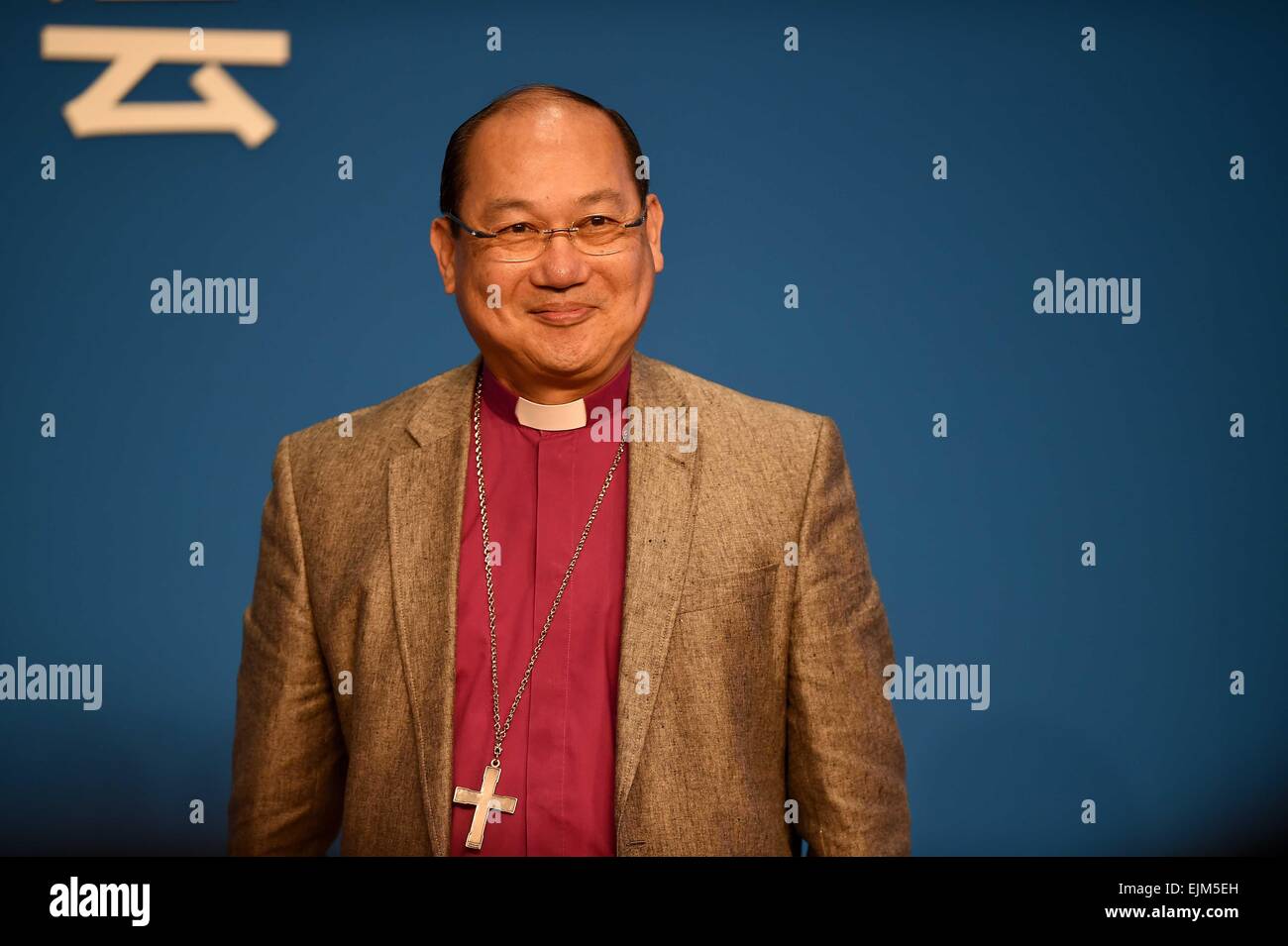 (150329)--BOAO, 29. März 2015 (Xinhua)--Paul Kwong, Erzbischof von Hong Kong Sheng Kung Hui (anglikanisch), spricht während einer TV-Debatte-Sitzung unter dem Motto auf "Frieden & Harmonie: die Aufklärung der Religionen 2015 Boao Forum für Asien (BFA) in Boao, Süd-China Provinz Hainan, 29. März 2015. (Xinhua/Guo Cheng) (Wjq) Stockfoto