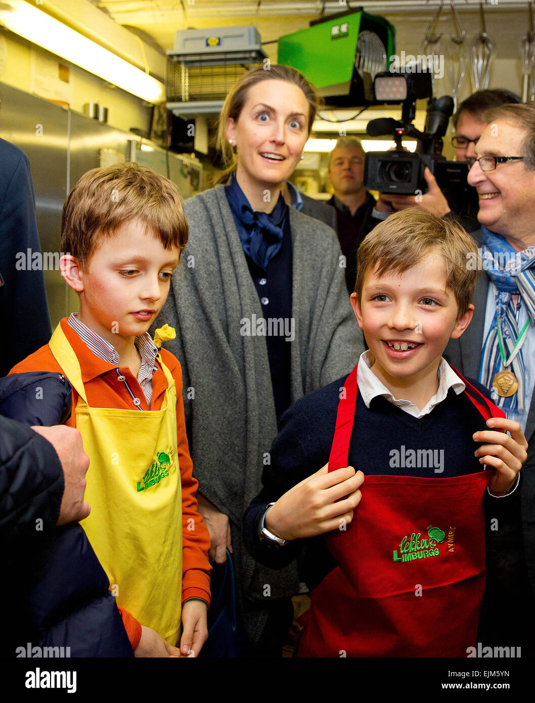 Belgischen Prinzessin Claire besuchen Zwillinge, Prinz Nicolas und Prince Aymeric (R) und eine Bäckerei in Hasselt für eine Backen-Lektion ein Limburger Kuchen und Lebkuchen von Hasselt, 28. März 2015. Foto: Albert Nieboer/RPE / - kein Draht-Dienst - Stockfoto