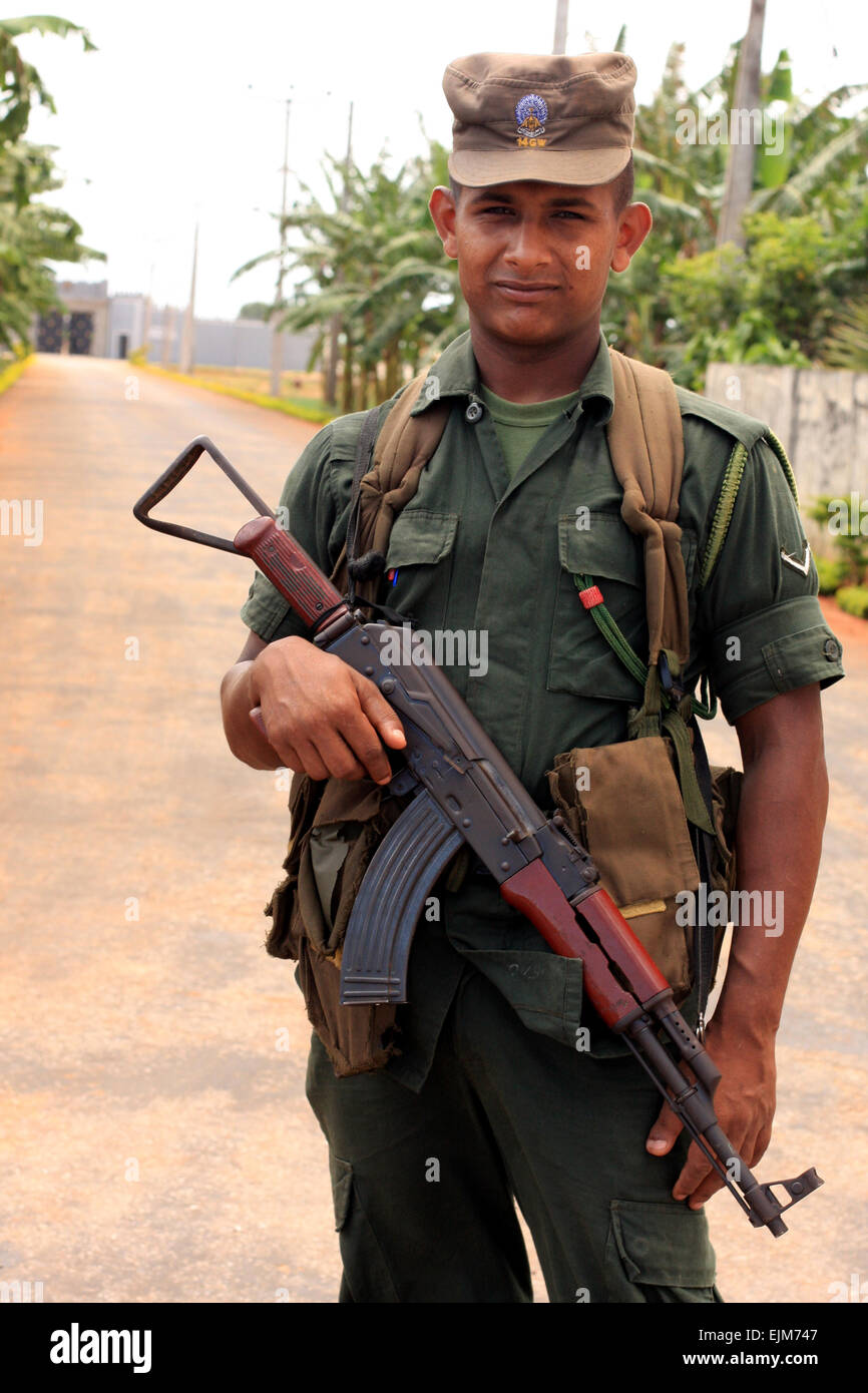 Bewaffneter Soldat (freundlich), der die ehemalige Mavira Thuyilim Illam (Martyrs Schlafhaus) in Kopay bewachte, aber 2011 für Militärbüros genutzt wurde Stockfoto