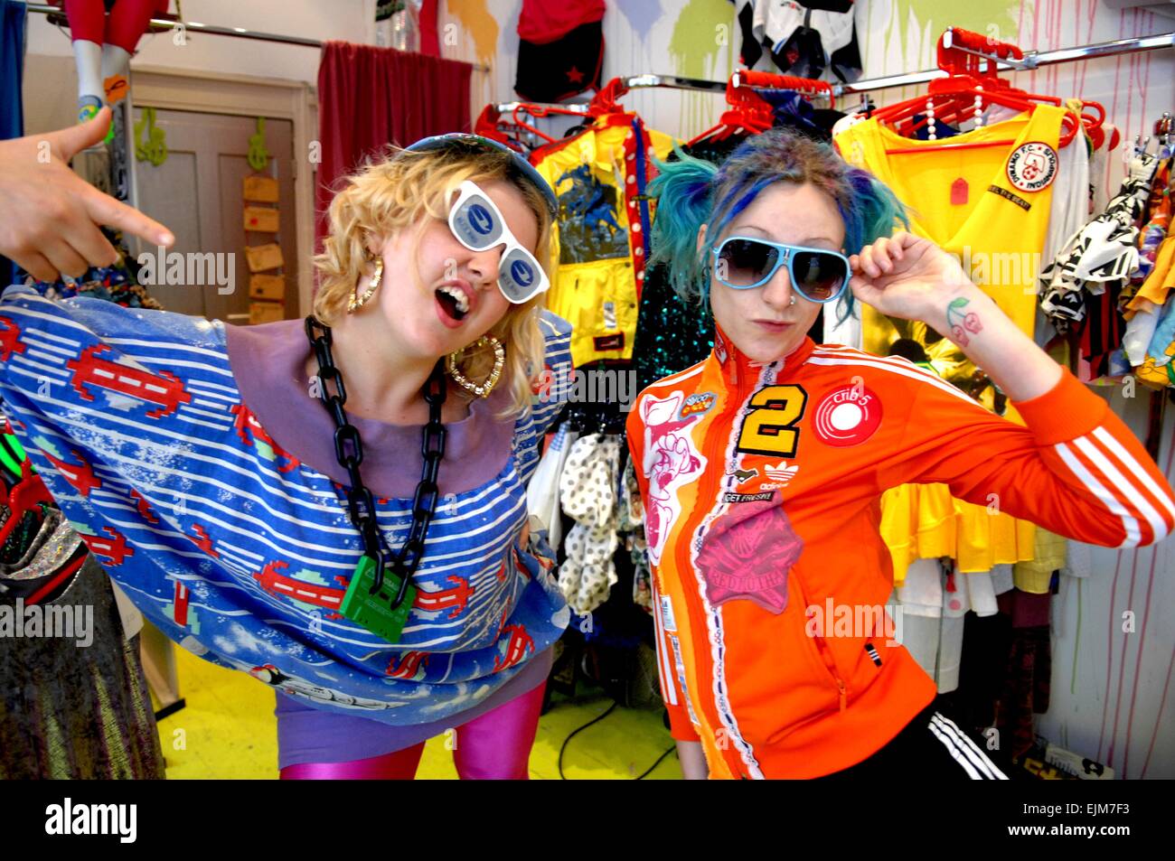 Emily Bosence (links) und Gemma Costin in Red Mutha Mode Shop Boutique in North Laine Brighton fotografieren genommen 28. Mai 2008 Stockfoto