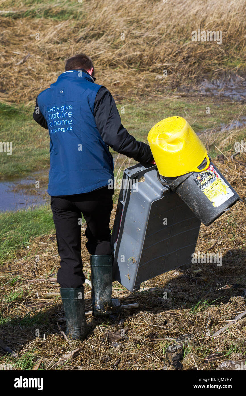 Southport, Sefton, Merseyside, UK. 29. März 2015. UK Wetter. RSPB Beach' bis 'Pick von Müll, Müll & marine Ablagerungen nach Übernachtung gales. Wurf und Kunststoffabfällen gewaschen oben auf der verunreinigt, die Sümpfe des Ribble Marshside Nature Reserve von der Irischen See durch Marine Conservation Volunteers gesammelt wird. Diese Rückstände können von Wildtieren gesammelt werden, dass es in ihren Nestern Gebrauch und werden anschließend durch Strangulieren oder durch Schlucken kleinere Partikel der schädlichen Abfällen Kunststoffe getötet. Stockfoto