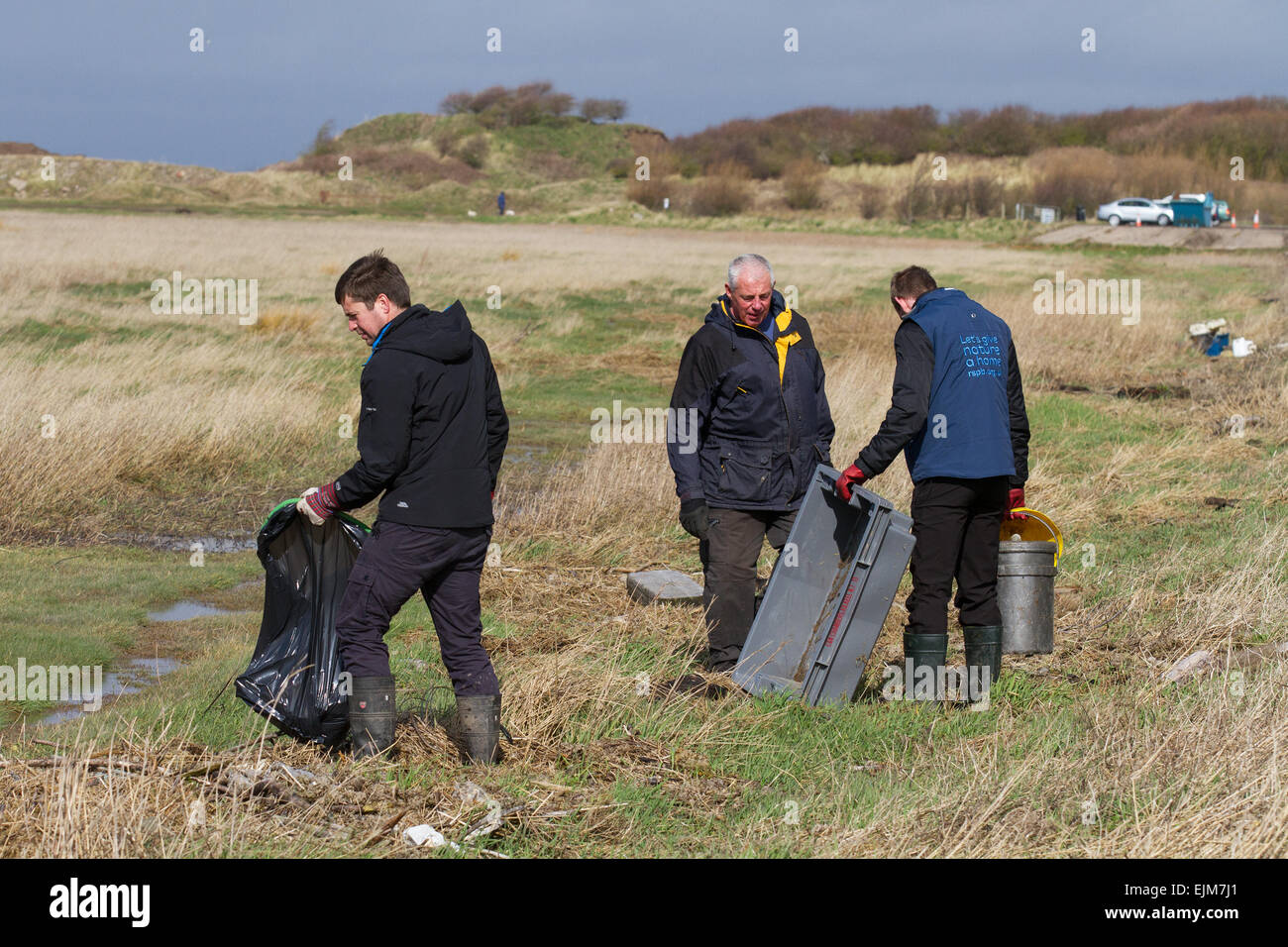 Southport, Sefton, Merseyside, UK. 29. März 2015. UK Wetter. RSPB Beach' bis 'Pick von Müll, Müll & marine Ablagerungen nach Übernachtung gales. Wurf und Kunststoffabfällen gewaschen oben auf der verunreinigt, die Sümpfe des Ribble Marshside Nature Reserve von der Irischen See durch Marine Conservation Volunteers gesammelt wird. Diese Rückstände können von Wildtieren gesammelt werden, dass es in ihren Nestern Gebrauch und werden anschließend durch Strangulieren oder durch Schlucken kleinere Partikel der schädlichen Abfällen Kunststoffe getötet. Stockfoto