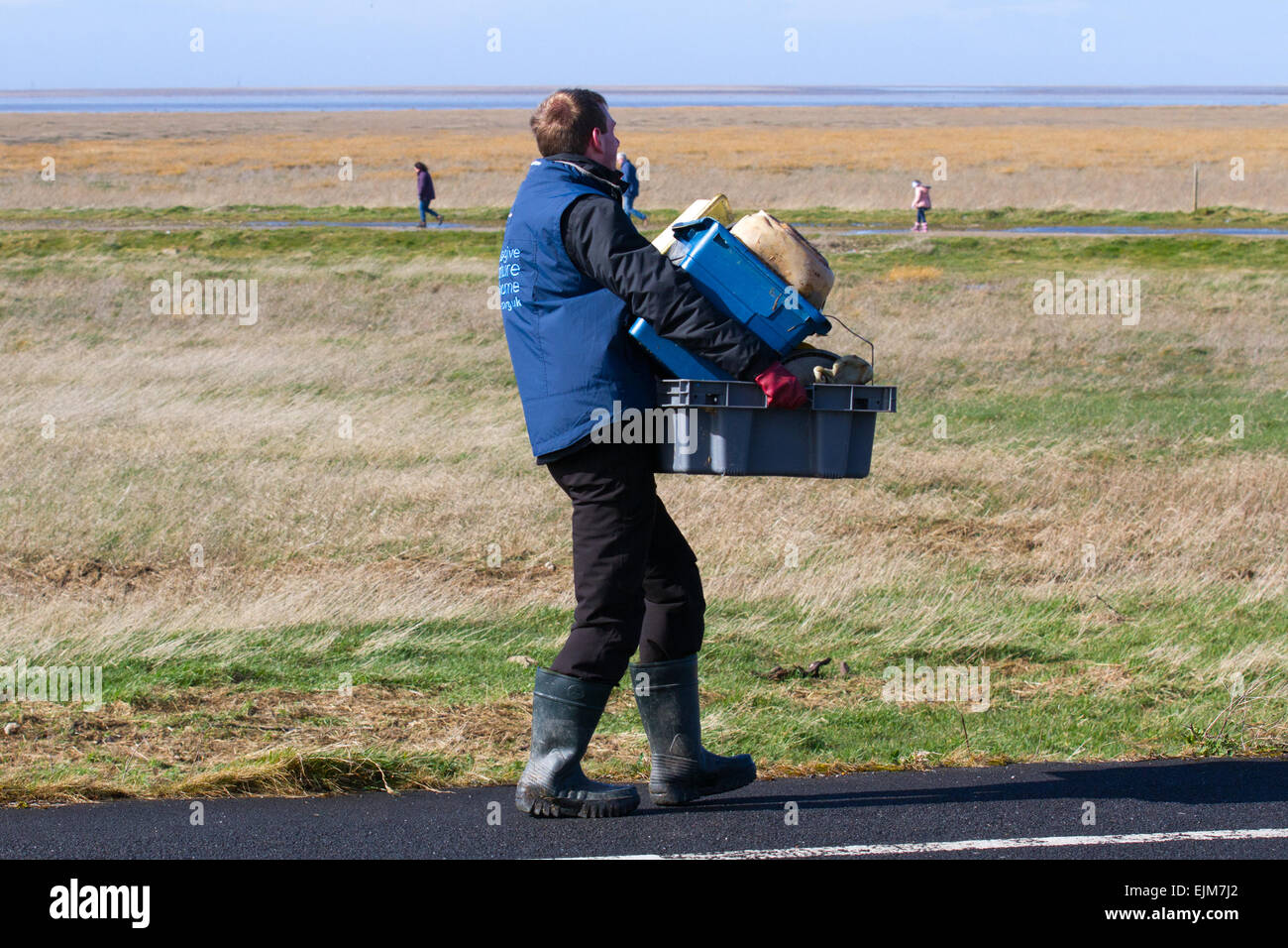 Southport, Sefton, Merseyside, UK. 29. März 2015. UK Wetter. RSPB Beach' bis 'Pick von Müll, Müll & marine Ablagerungen nach Übernachtung gales. Wurf und Kunststoffabfällen gewaschen oben auf der verunreinigt, die Sümpfe des Ribble Marshside Nature Reserve von der Irischen See durch Marine Conservation Volunteers gesammelt wird. Diese Rückstände können von Wildtieren gesammelt werden, dass es in ihren Nestern Gebrauch und werden anschließend durch Strangulieren oder durch Schlucken kleinere Partikel der schädlichen Abfällen Kunststoffe getötet. Stockfoto
