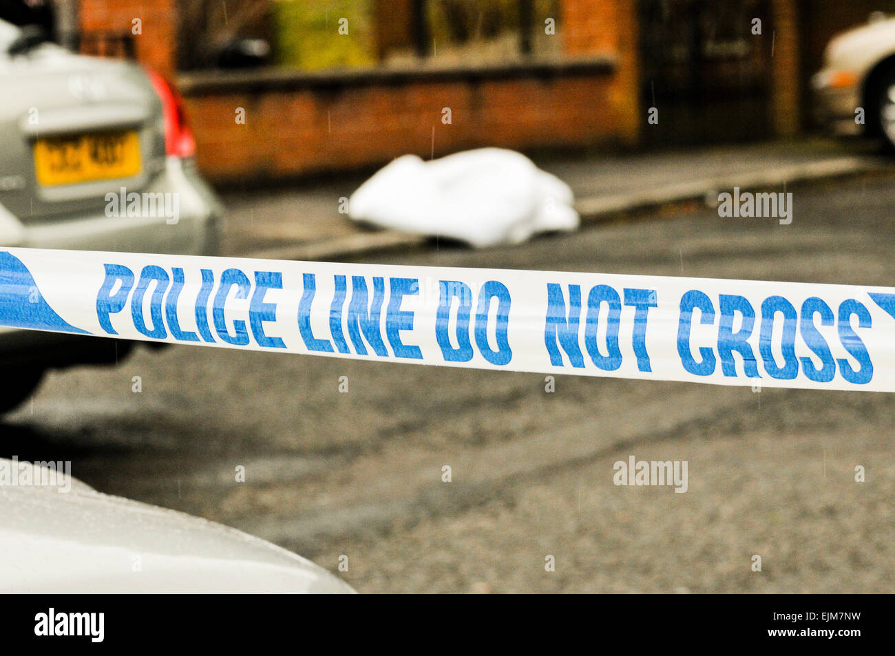 Belfast, Nordirland. 29 Mar 2015 - Polizei schließen Brae Hill Park nach einem Mann, 50, nachhaltige Bein- und Kopfverletzungen nach einem 'Auseinandersetzung' auf der Straße. Ein 40-jähriger Mann wurde am Tatort festgenommen, und ein Auto hat für gerichtliche Prüfung entfernt wurde. Stockfoto