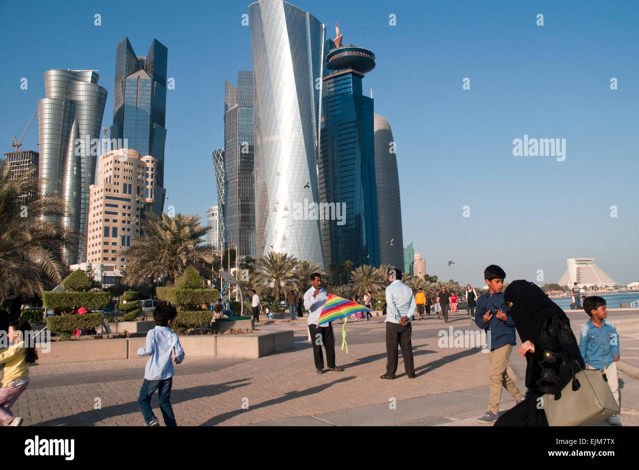 Wochenende-Fußgänger an der Uferpromenade in die Stadt von Doha, in dem Golfstaat Katar versammelt. Stockfoto