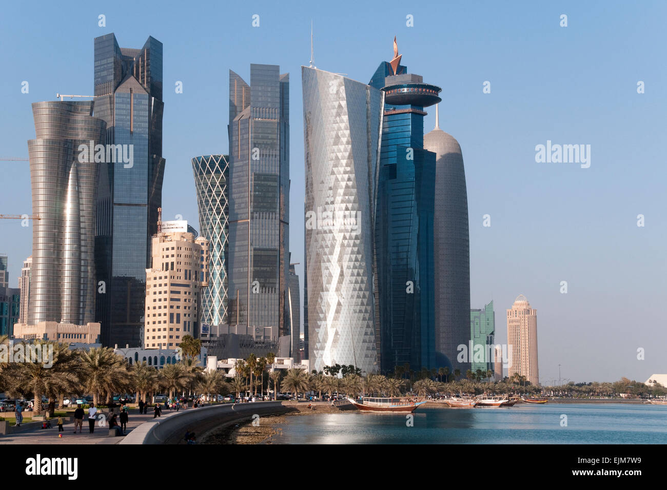 Fußgänger gehen die Uferpromenade Corniche, unten Wolkenkratzer in der Stadt Doha in dem Golfstaat Katar. Stockfoto