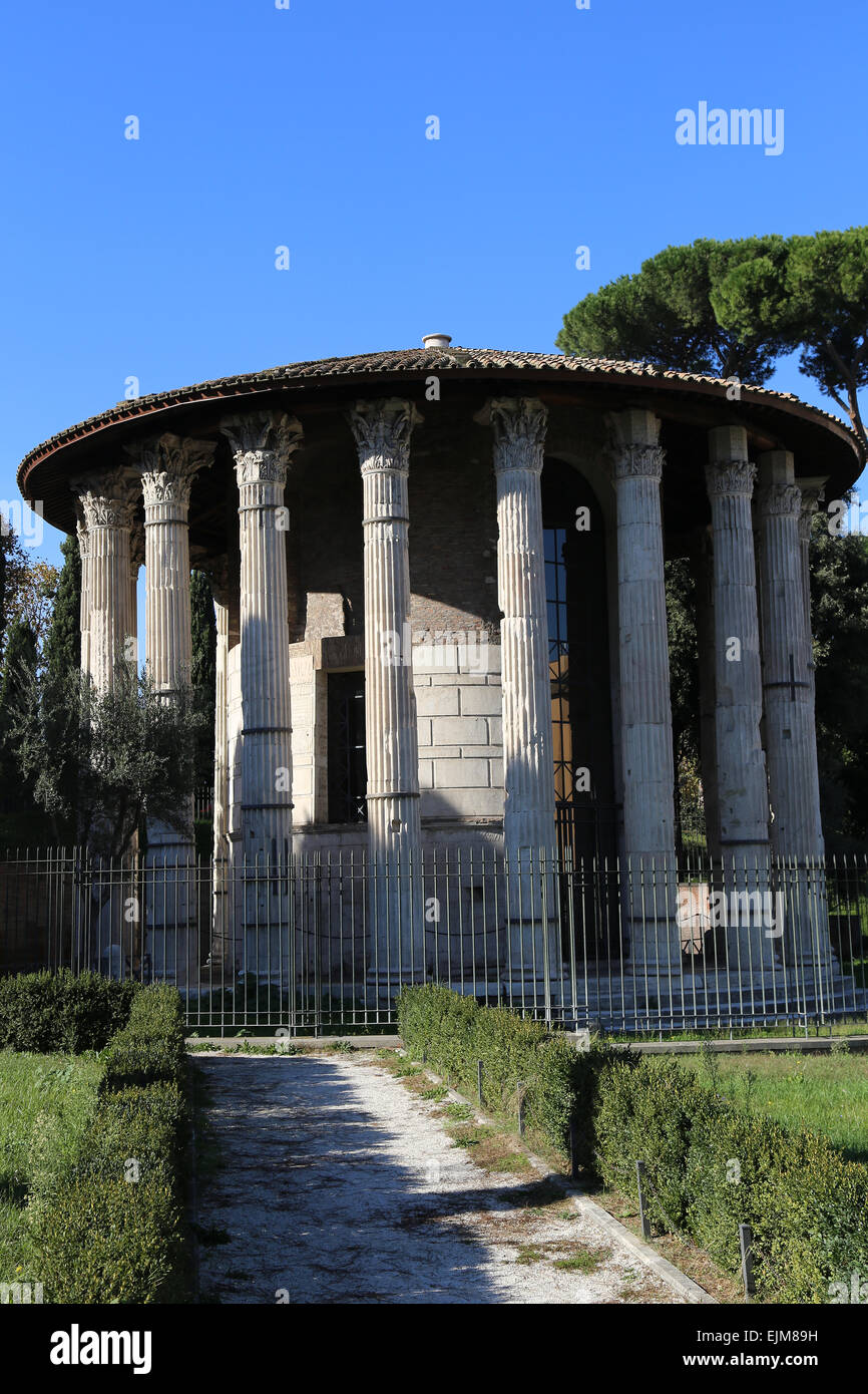 Italien. Rom. Die kreisförmigen Tempel des Hercules Victor (früher gelehrt, ein Tempel der Vesta zu sein). Gebaut im zweiten Jahrhundert v. Chr. Stockfoto