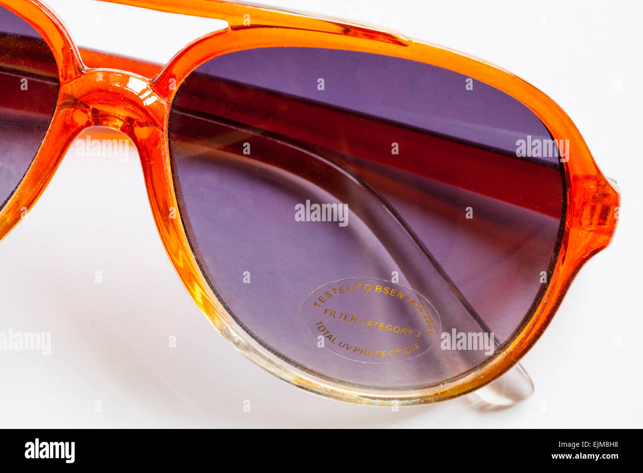 Aufkleber auf Sonnenbrille - getestet auf BSEN 1836 2005 Filter Kategorie 3  Total UV Protection Stockfotografie - Alamy
