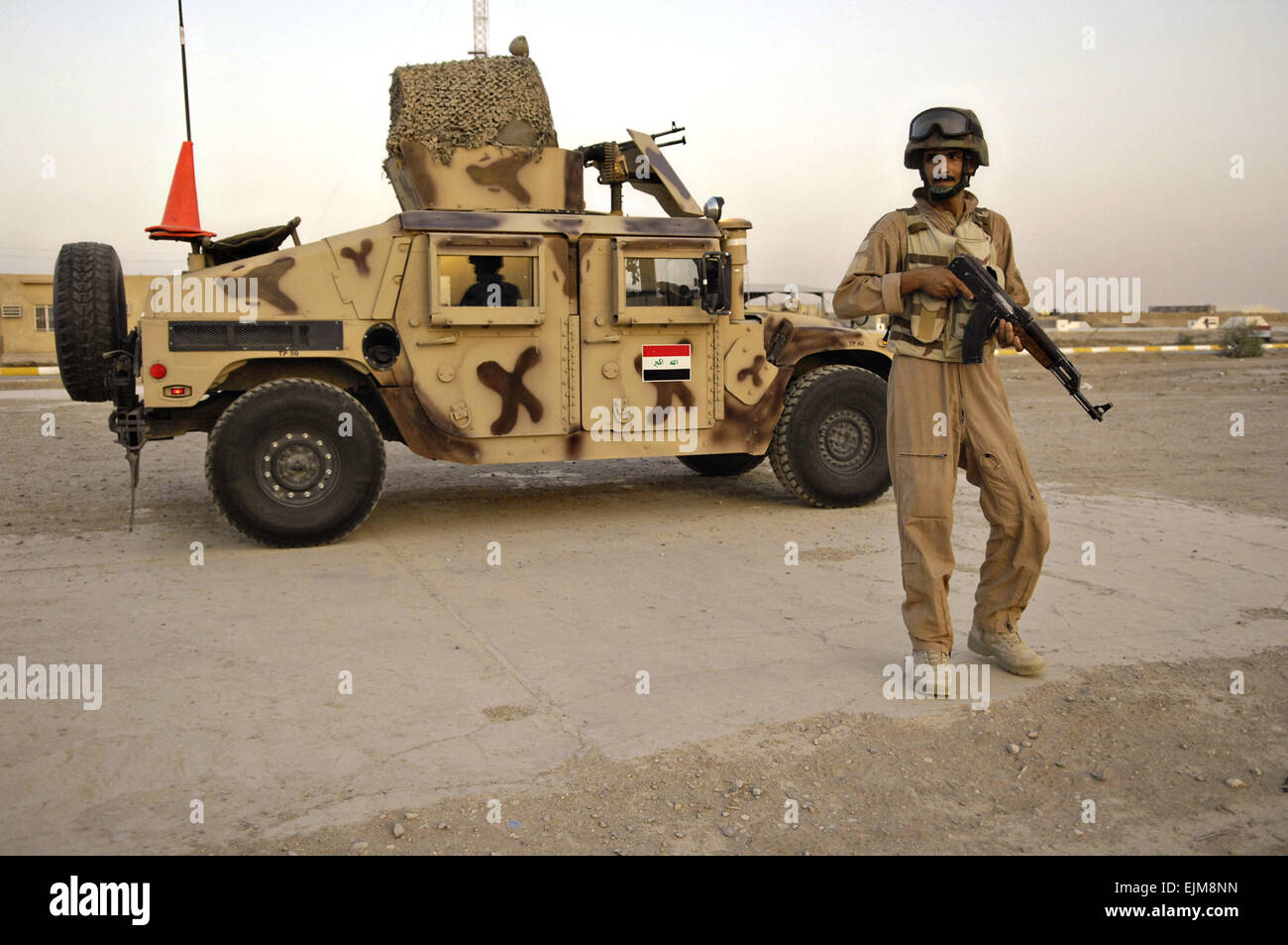 Soldaten der irakischen Armee führen eine Praxis Abgang Patrouille vor dem Schlafengehen auf einen Kampf Patrouille bei Forward Operating Base Echo 26. Juni 2008 in der Nähe von Diwanyia Irak. Stockfoto