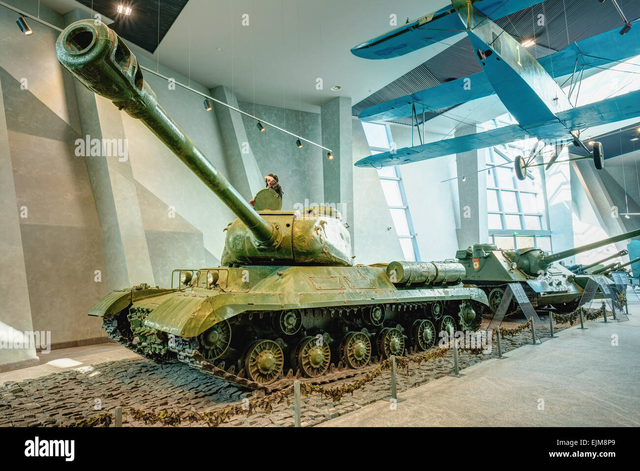 Weißrussisch Museum des großen Vaterländischen Krieges. Minsk, Weißrussland. Schwere sowjetische Panzer IS-2 und leichte Nachtbomber, PO-2. Stockfoto