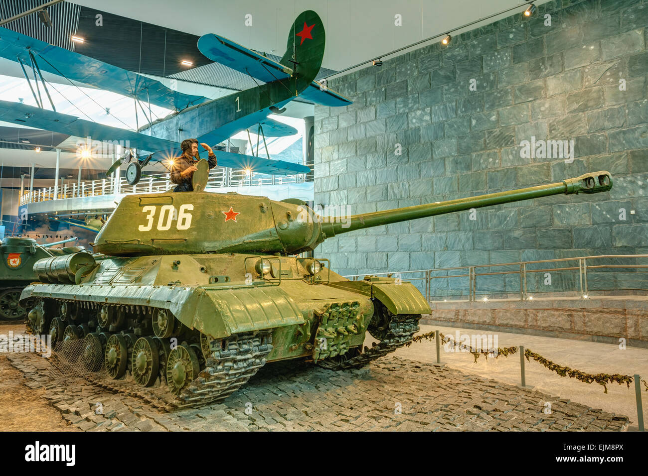 Weißrussisch Museum des großen Vaterländischen Krieges. Minsk, Weißrussland. Schwere sowjetische Panzer IS-2 und leichte Nachtbomber, PO-2. Stockfoto