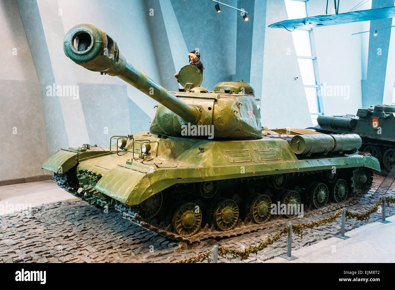 Ausstellung von Waffen und Ausrüstung In der belarussischen Museum des großen Vaterländischen Krieges. Minsk, Weißrussland. Schwere sowjetische Panzer IS-2 Stockfoto