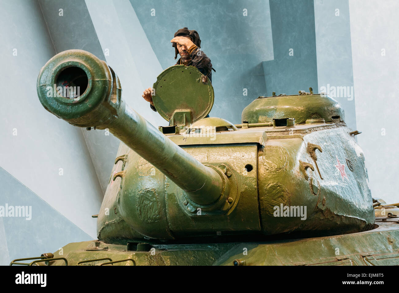 Ausstellung von Waffen und Ausrüstung In der belarussischen Museum des großen Vaterländischen Krieges. Minsk, Weißrussland. Schwere sowjetische Panzer IS-2 Stockfoto