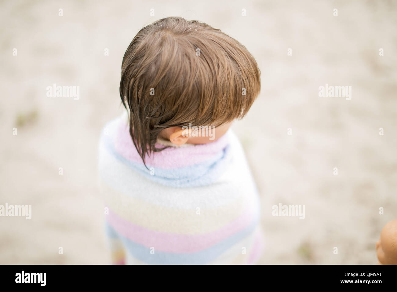 Kleiner Junge gewickelt Handtuch am See an heißen Sommertag. Spaß im Urlaub. Stockfoto