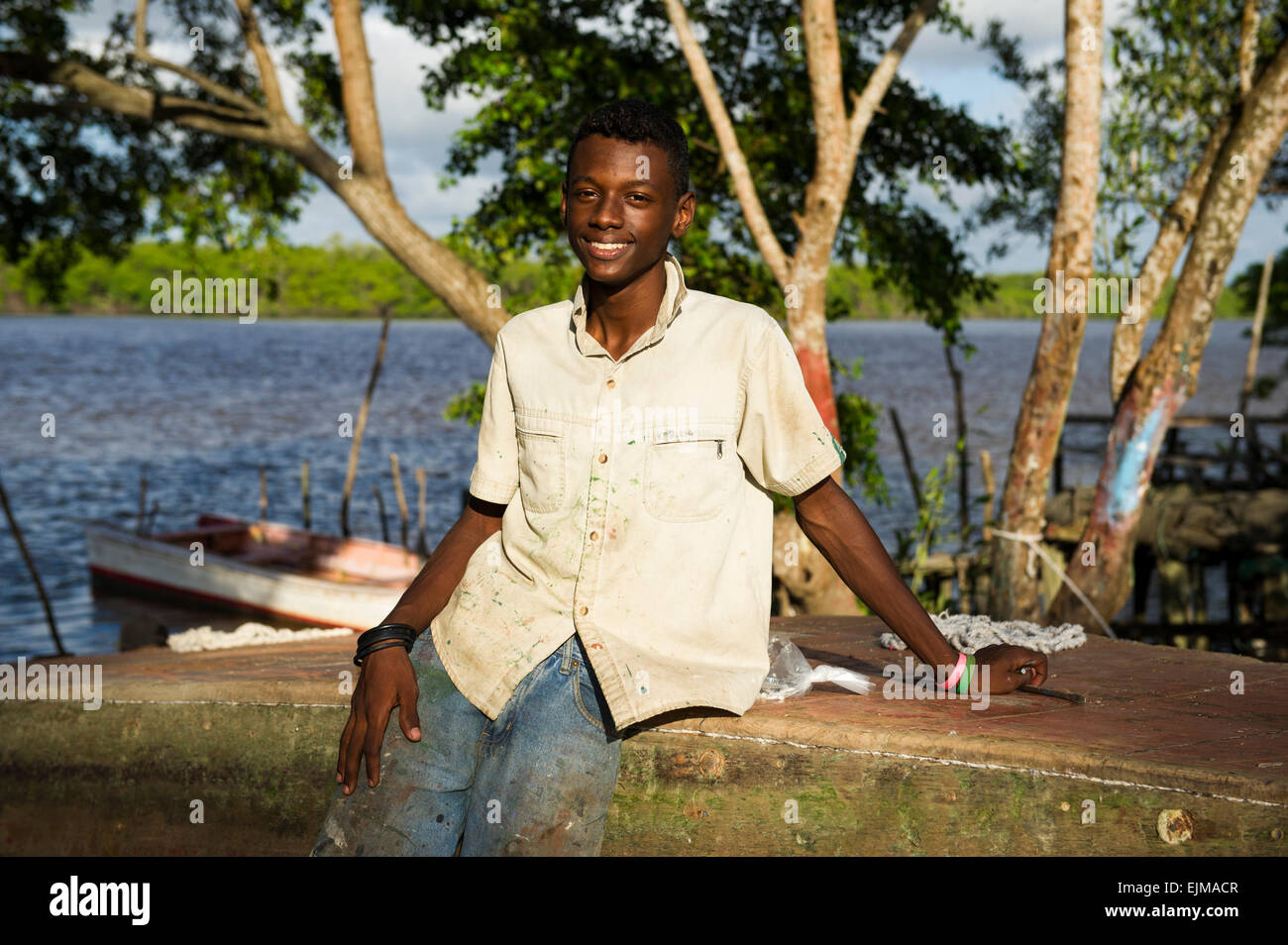 Junge am Nickerie River, NieuwNickerie, Suriname Stockfotografie Alamy