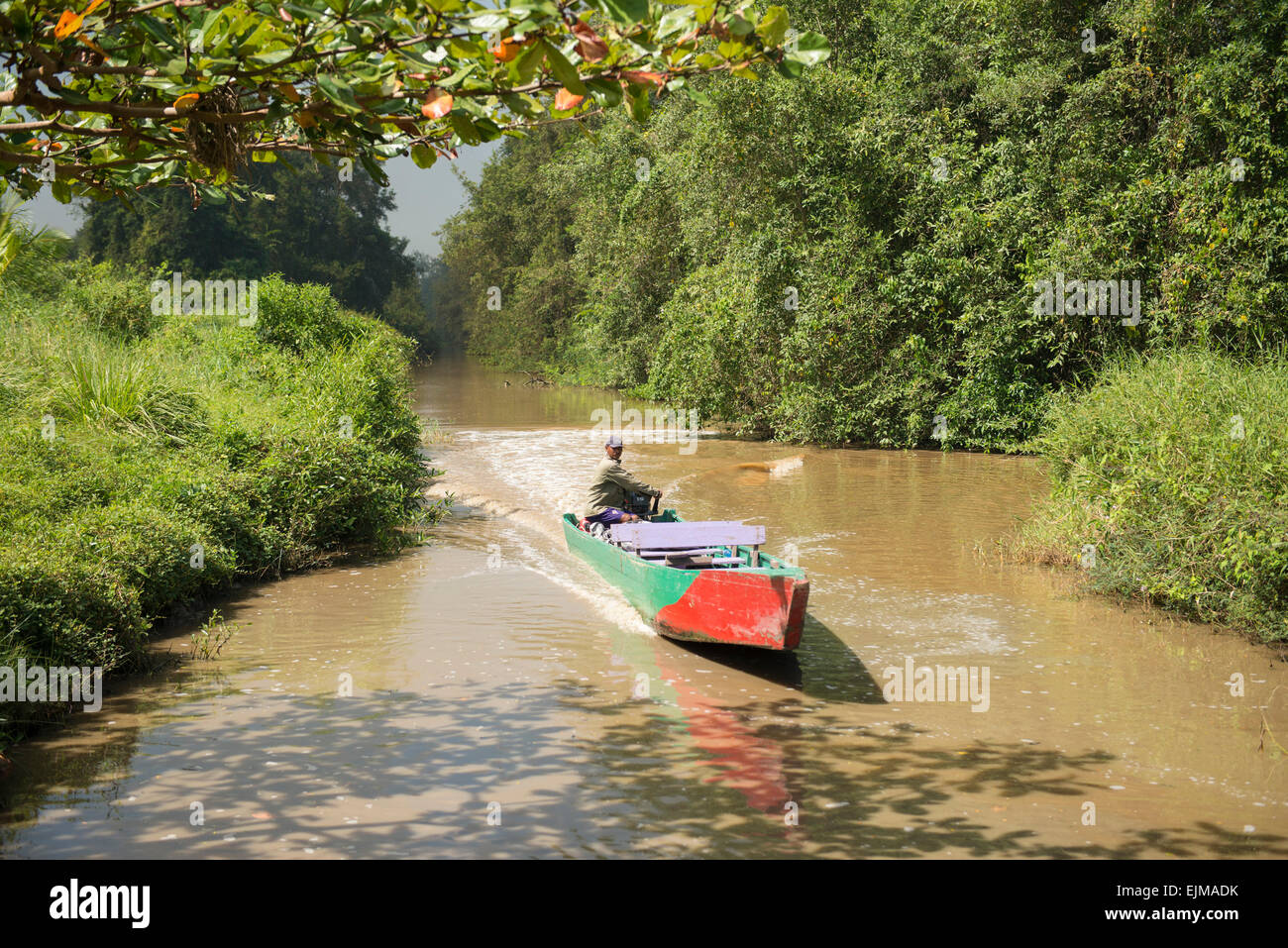 Boot in einen Kanal führt zu Bigi Pan, in der Nähe von Nieuw Nickerie, Suriname Stockfoto