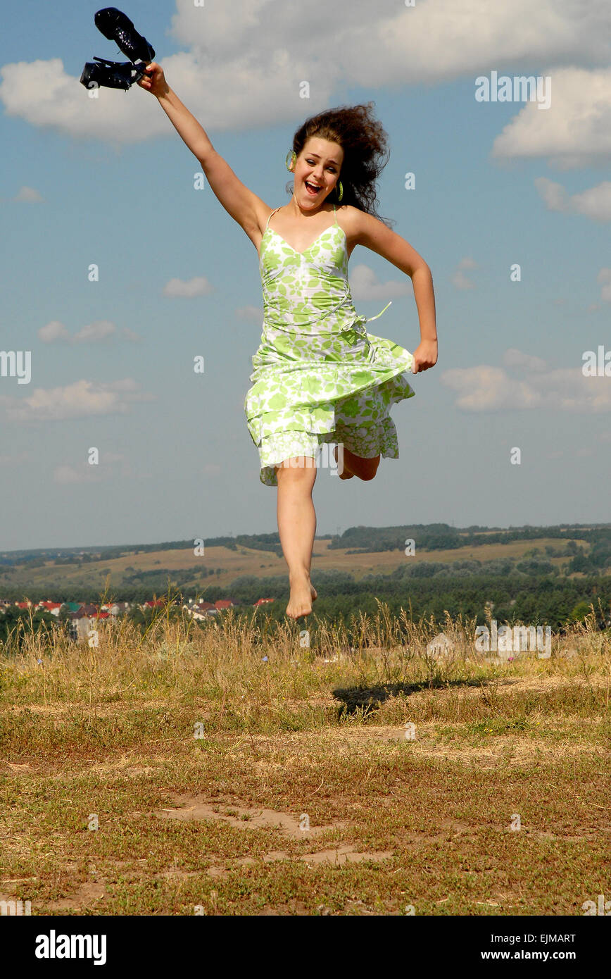 Mädchen springen vor Freude barfuss Stockfoto