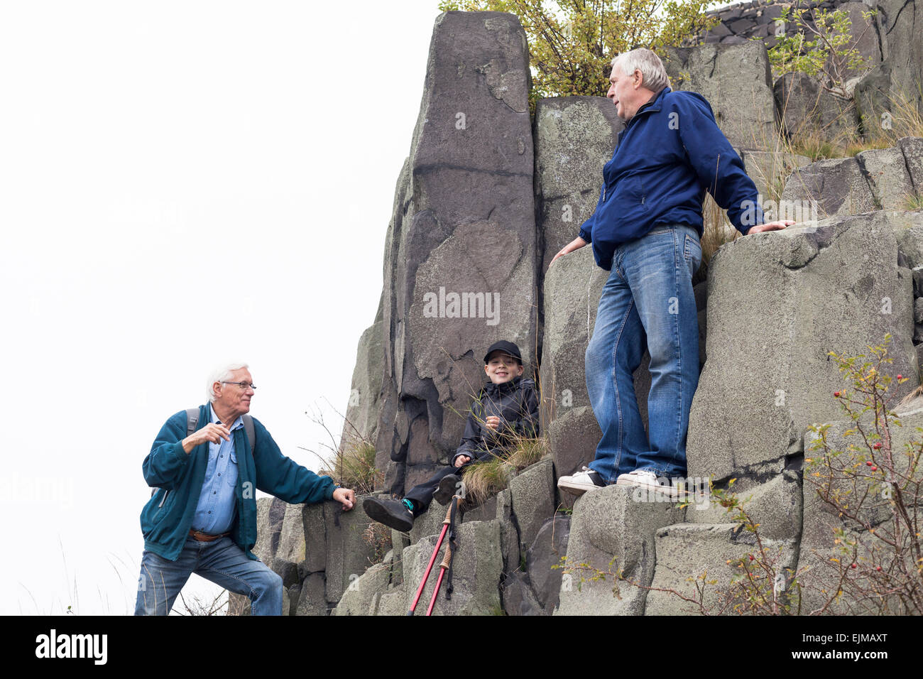Ältere Männer mit Kind junge trekking auf felsigem Gelände. Stockfoto