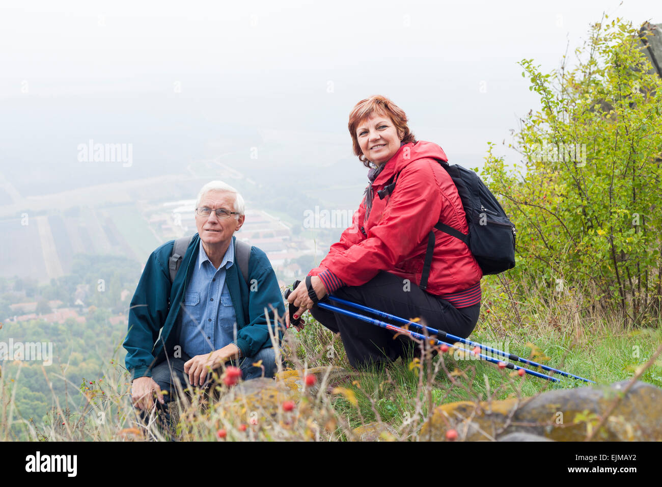 Älteres Paar auf Wanderung in der Natur ruht. Stockfoto