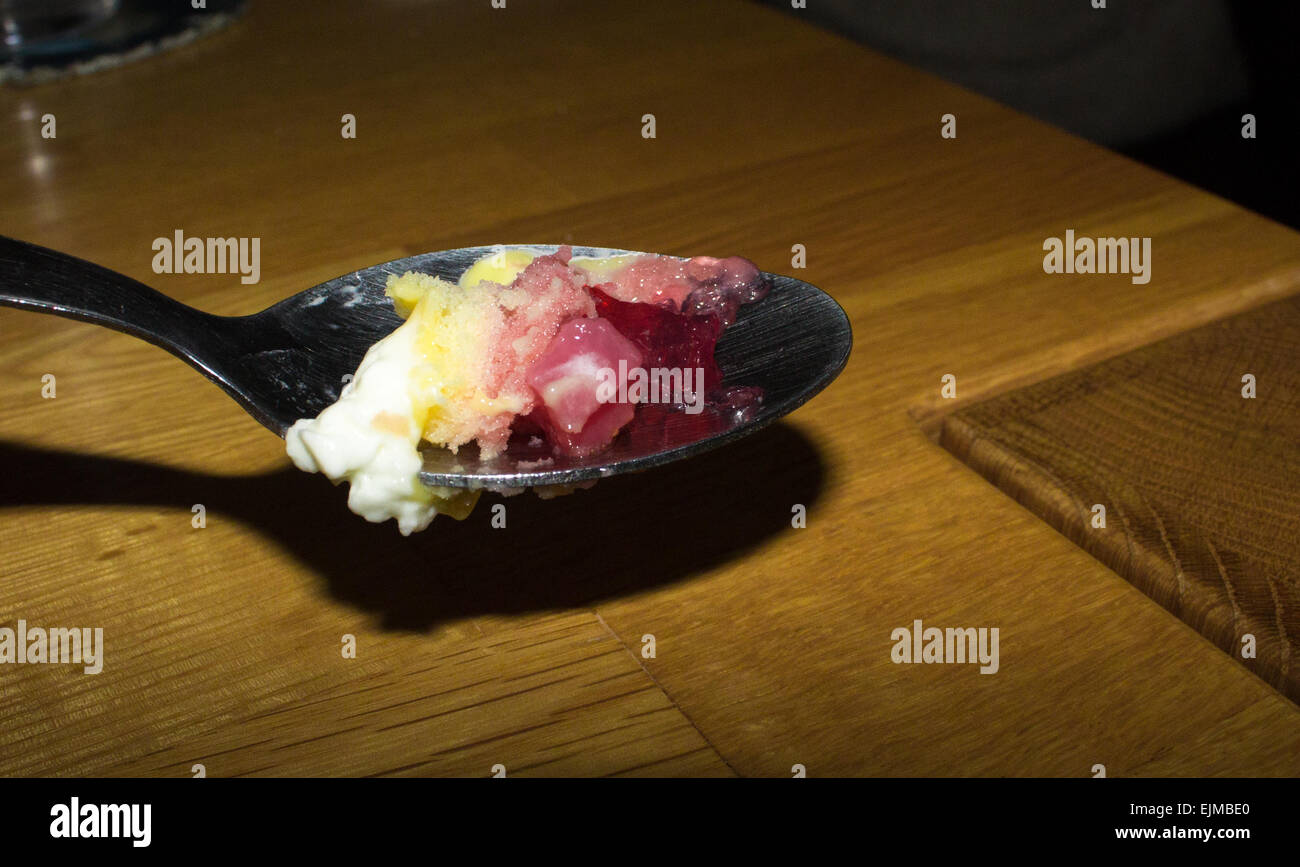 Erdbeer Trifle auf einem Löffel bereit, für Pudding Essen. Stockfoto