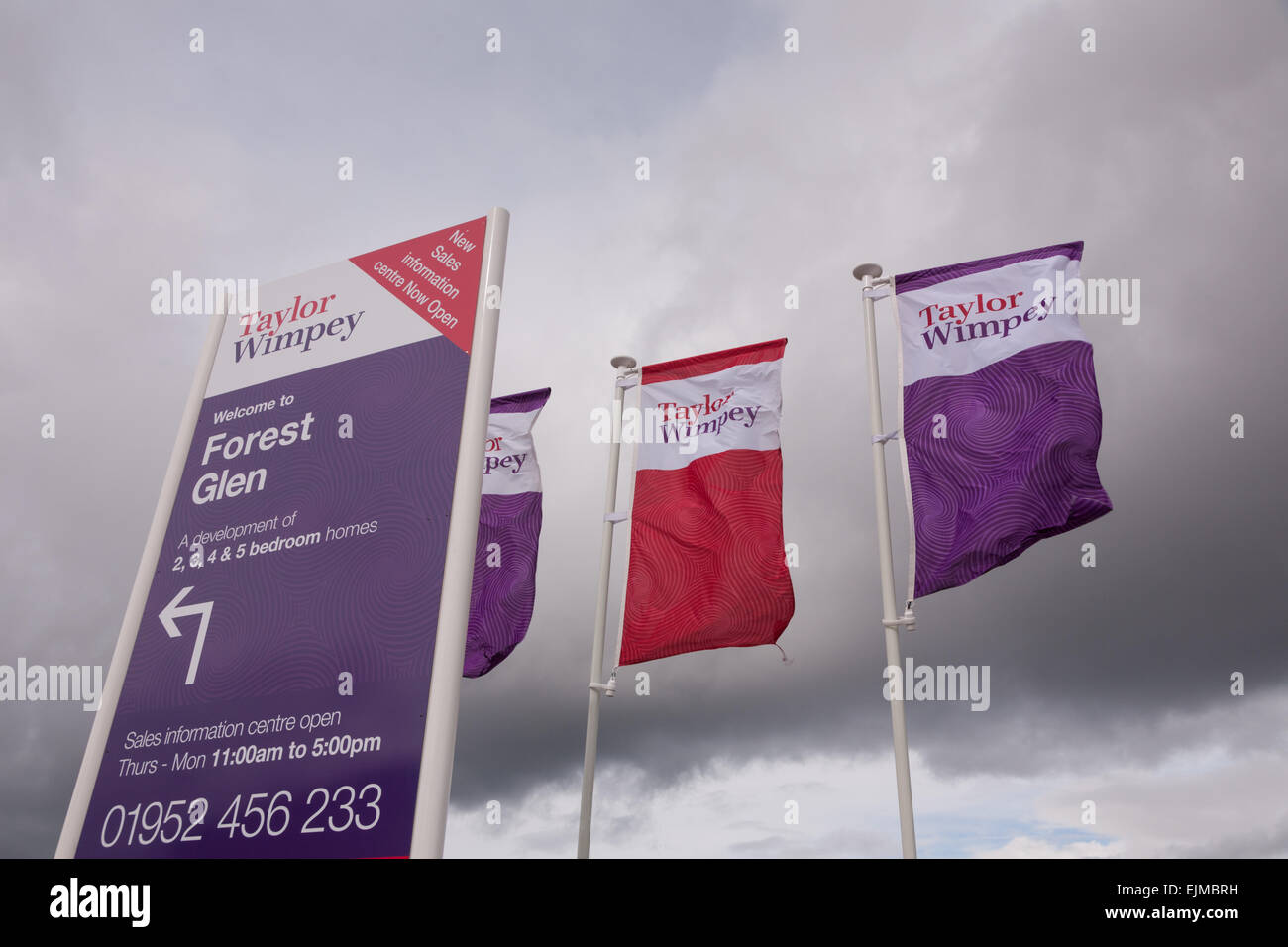 Werbe Fahnen für Taylor Wimpey Bauträger fliegen an einem neuen Standort Stockfoto