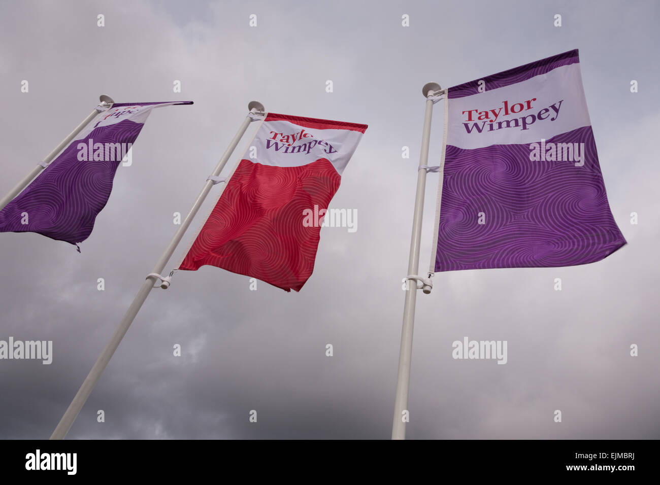 Werbe Fahnen für Taylor Wimpey Bauträger fliegen an einem neuen Standort Stockfoto