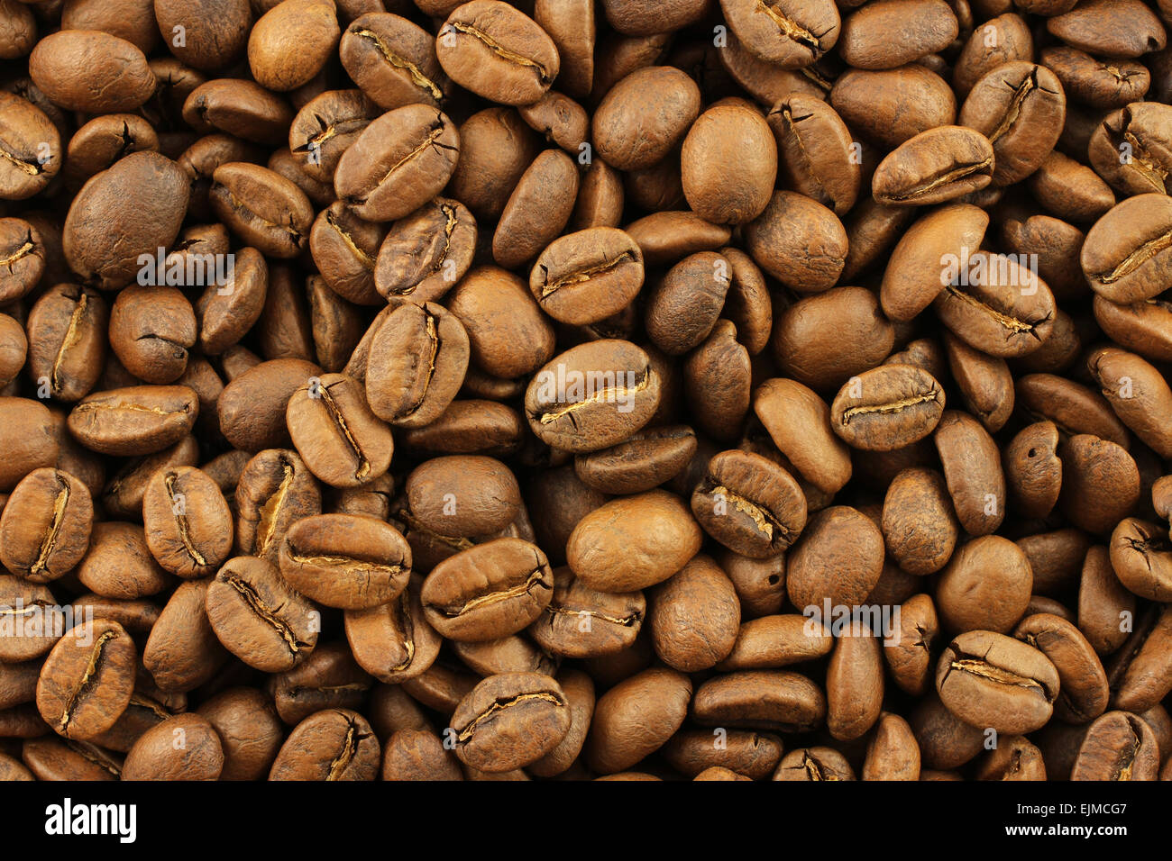 Essen-Hintergrund - gerösteten Kaffeebohnen, die willkürlich aufgestellt Stockfoto