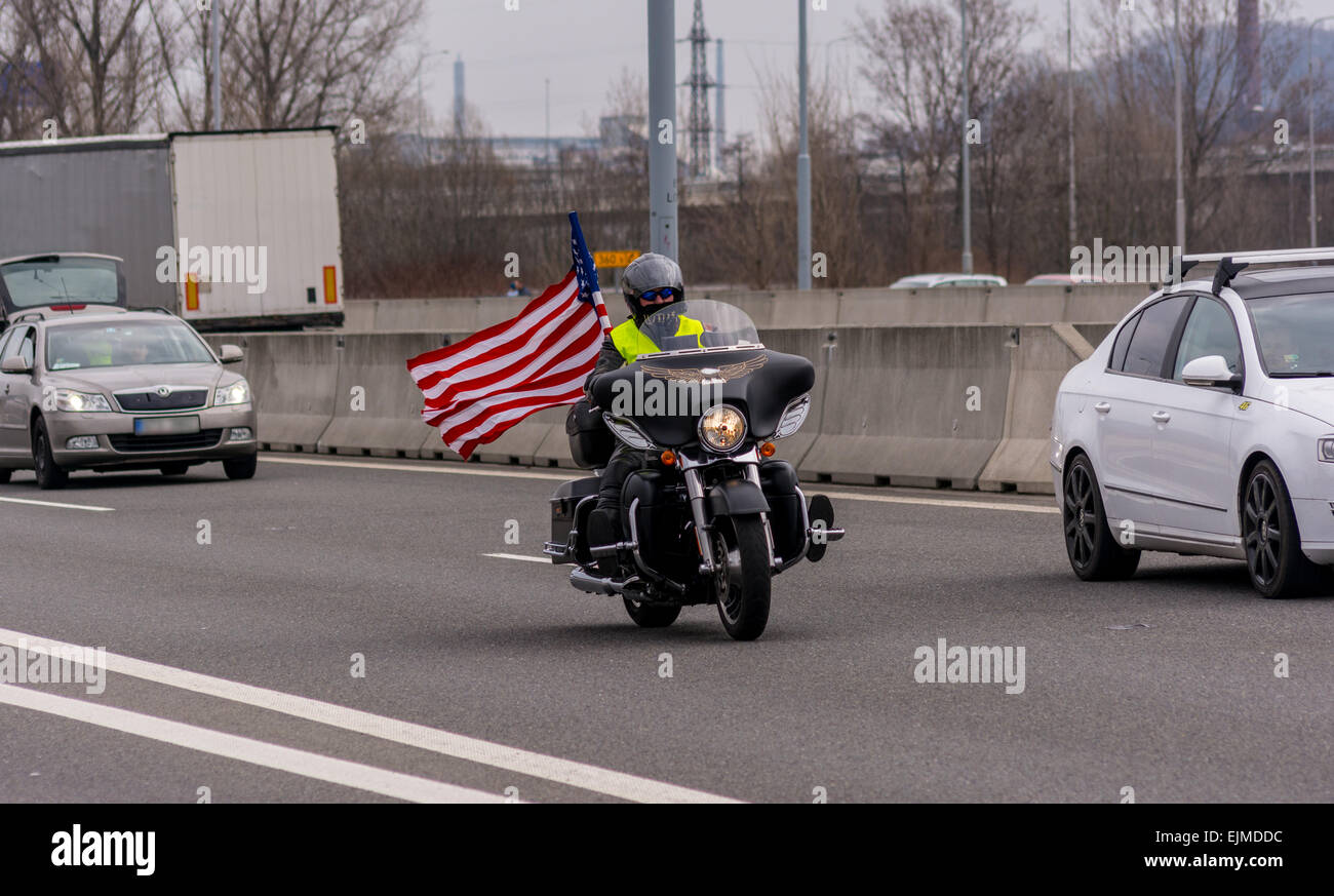 Biker auf american Chopper mit US-Flagge auf der Tschechischen Autobahn gehen Stockfoto
