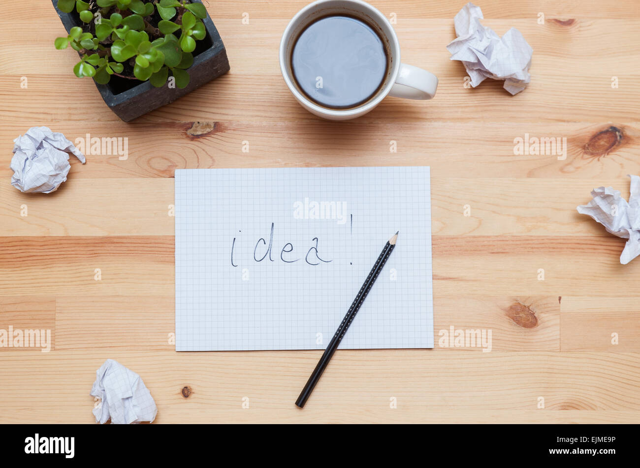 Leeren Notizblock mit Bleistift und Kaffee am Schreibtisch aus Holz Stockfoto