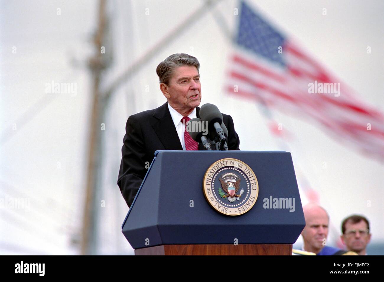 US-Präsident Ronald Reagan gibt die Eröffnungsrede bei der United States Coast Guard Academy Klasse 1988 Abschlussfeier 18. Mai 1988 in New London, Connecticut. Stockfoto