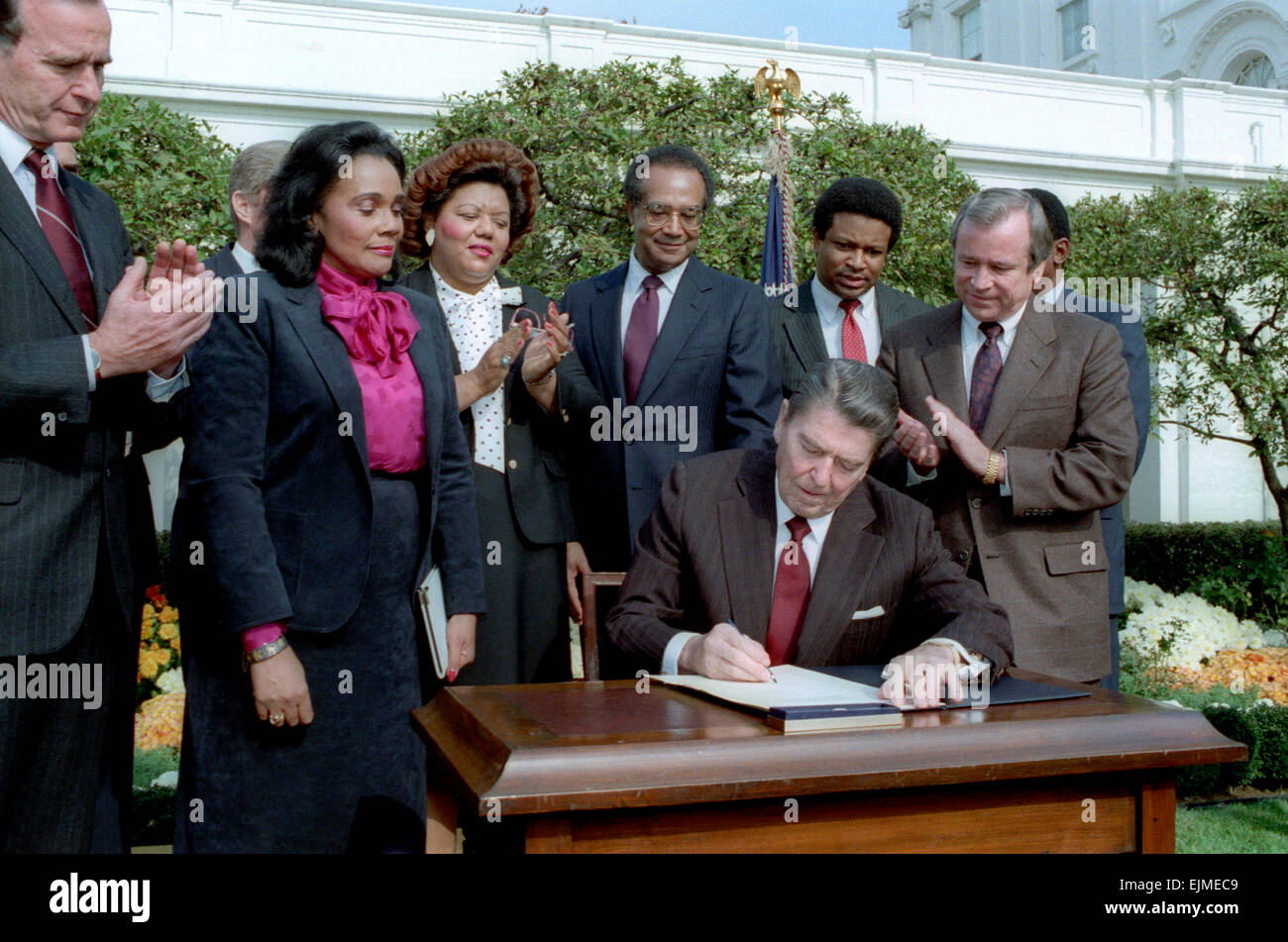 US-Präsident Ronald Reagan bei der Unterzeichnungszeremonie erstelle ich ein Martin Luther King National Holiday in der Rose Garden des weißen Hauses 2. November 1983 in Washington, DC. Beitritt der Präsident ist (L-R): Vize-Präsident George Bush, Coretta Scott King, Rep Katie Hall, Sekretär Samuel Pierce und Senator Howard Baker. Stockfoto